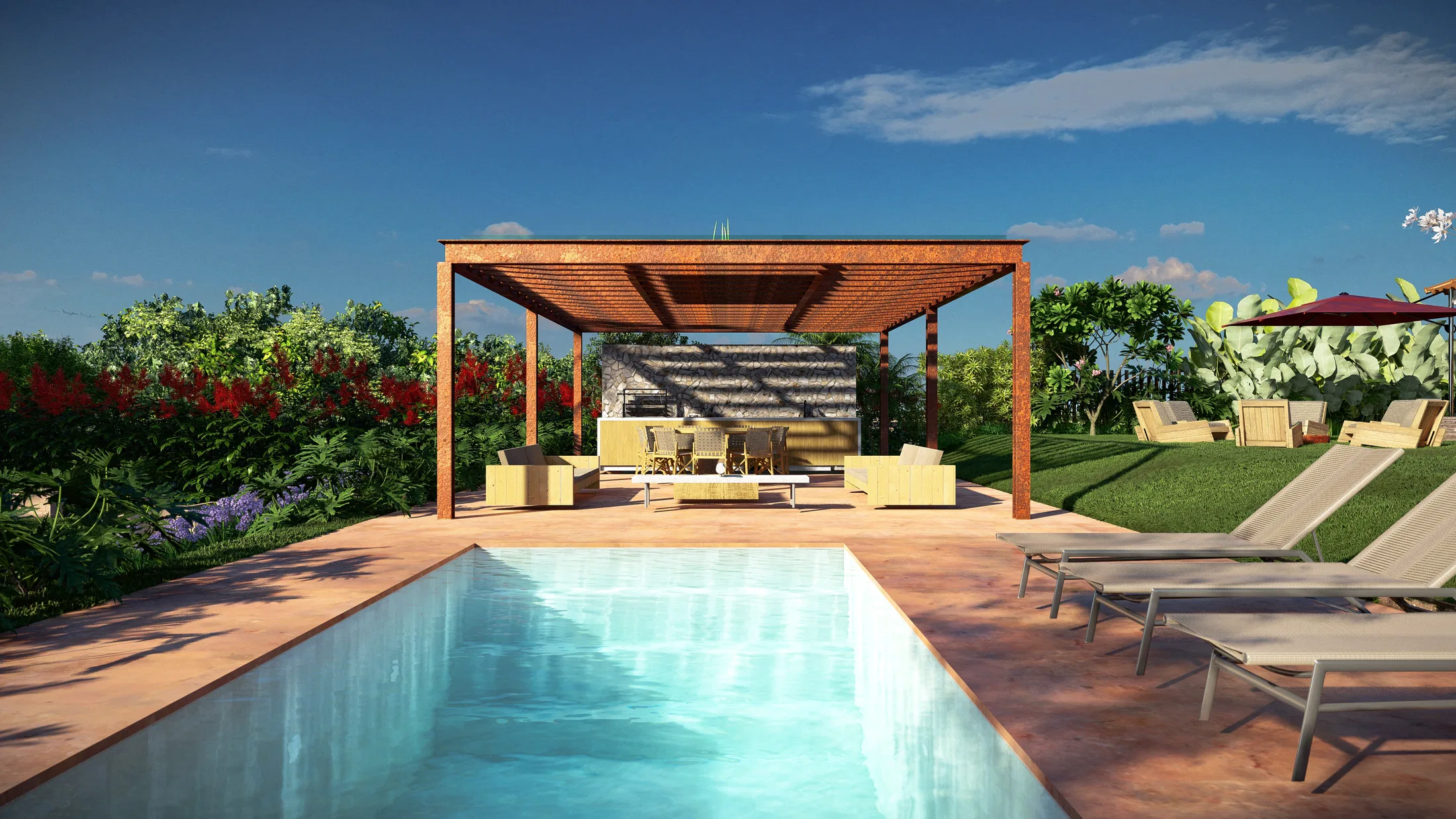 Piscina com pergolado de madeira abrigando sofás e mesa, deck terracota, espreguiçadeiras e arbustos floridos vermelhos sob céu limpo.