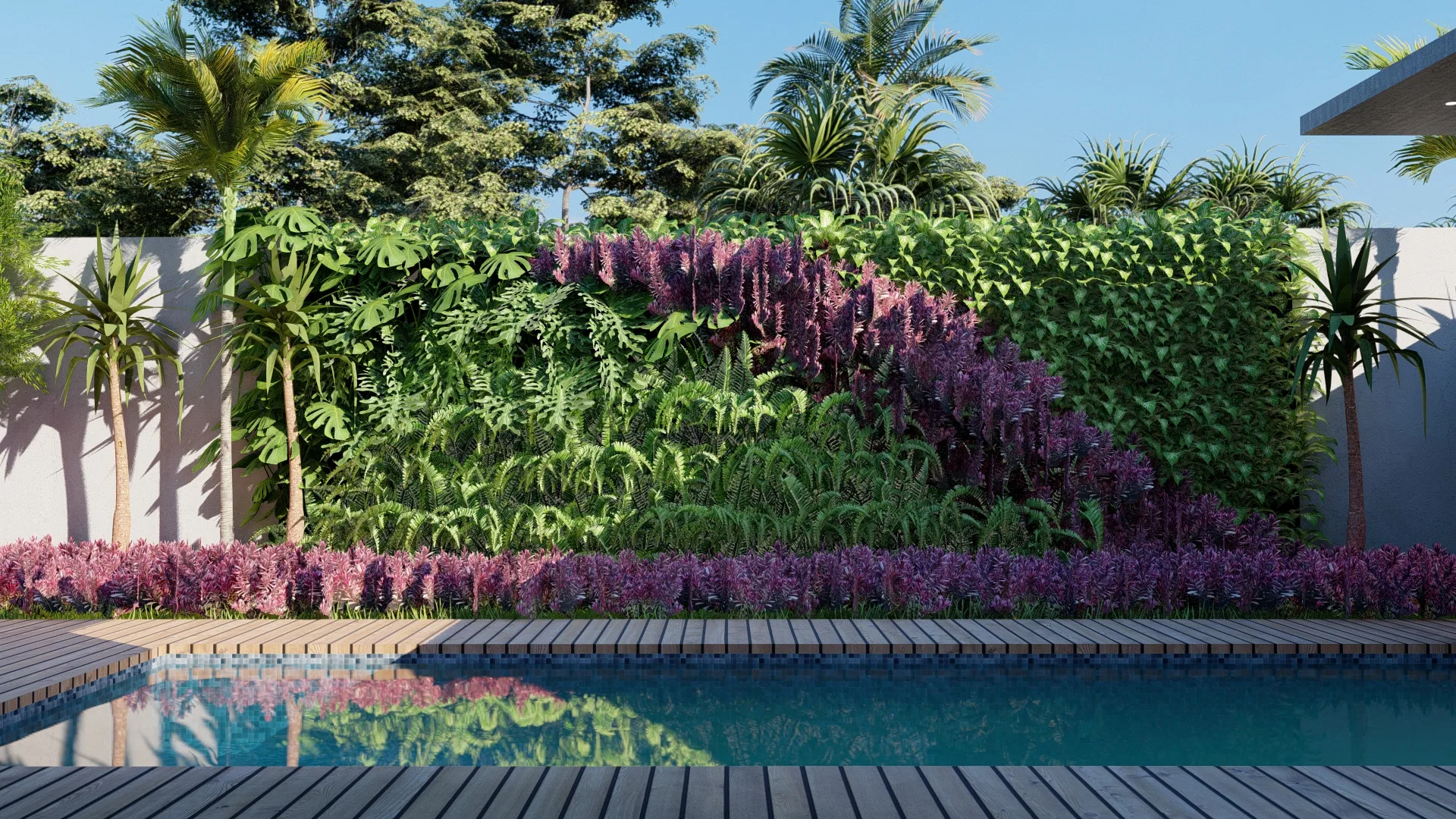 Borda de piscina com deck de madeira diante de um muro verde vertical denso, com folhas recortadas, trepadeiras floridas e forração púrpura refletidos na água
