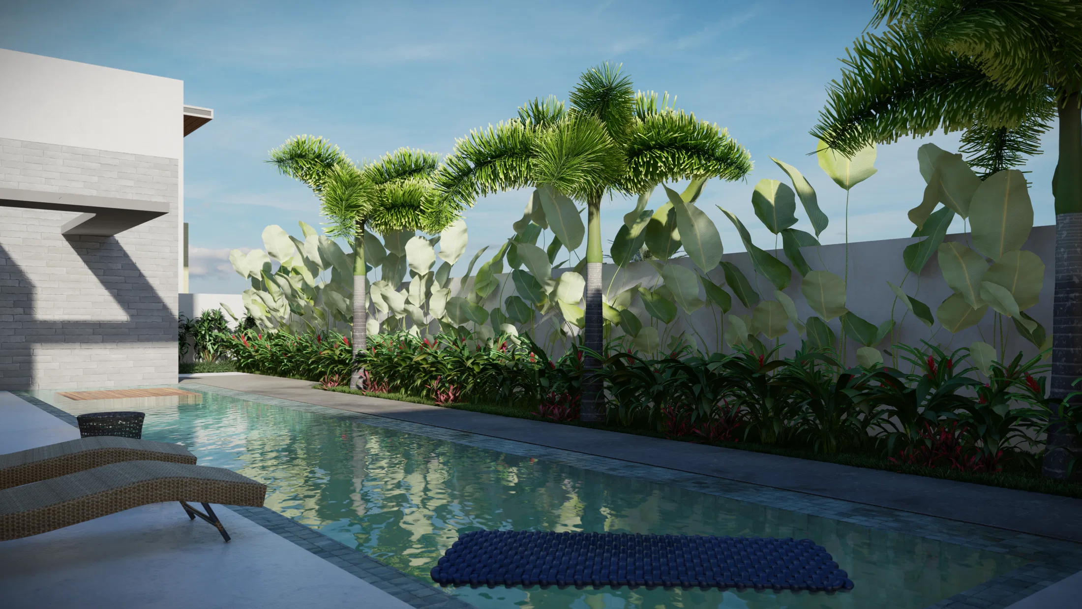Piscina nos fundos emoldurada por palmeiras e folhagem tropical de grandes folhas contra o muro branco, com espreguiçadeira e boia acolchoada