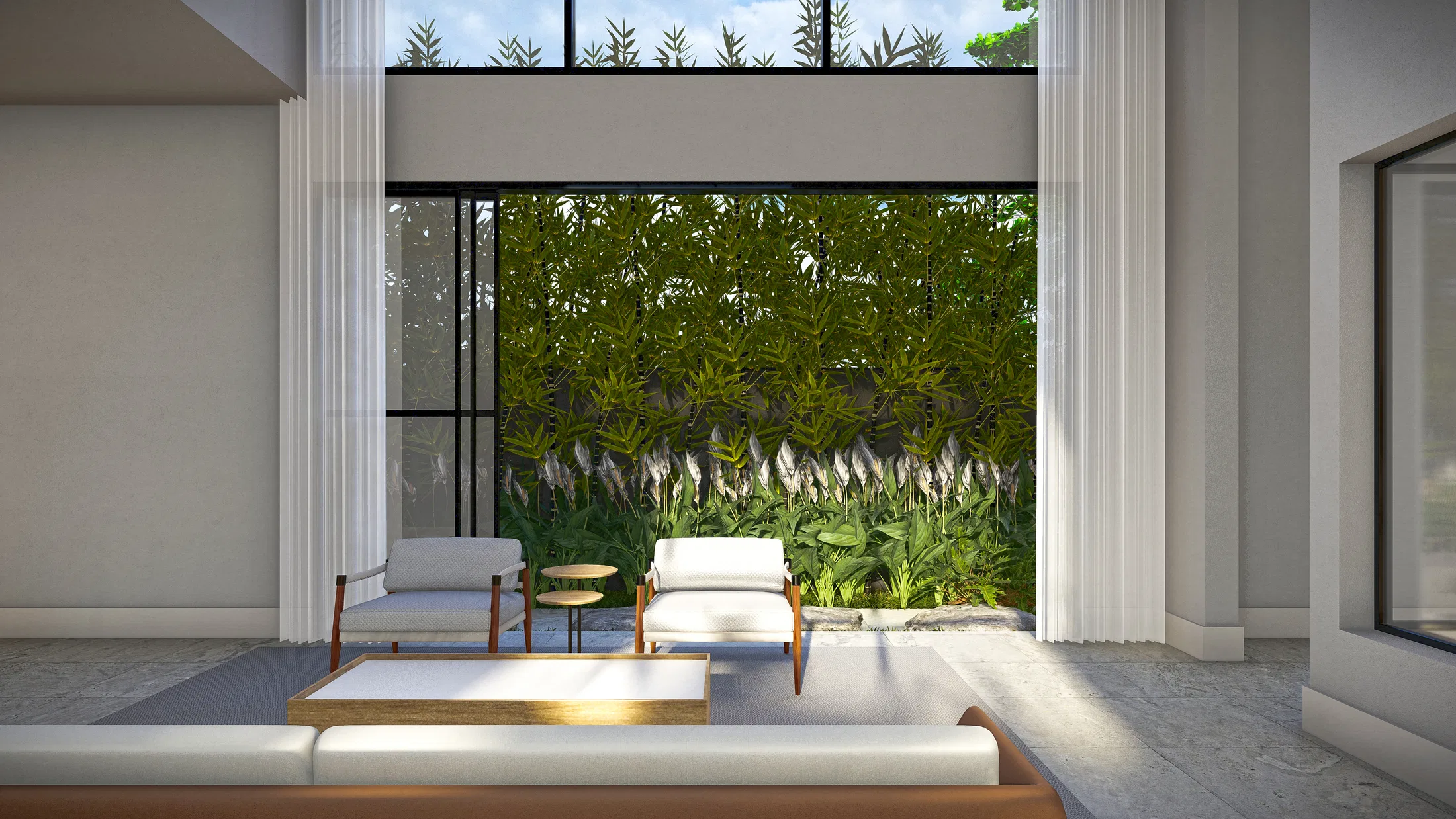 Sala de estar integrada por vidros amplos a um jardim externo denso, com poltronas claras voltadas para o verde