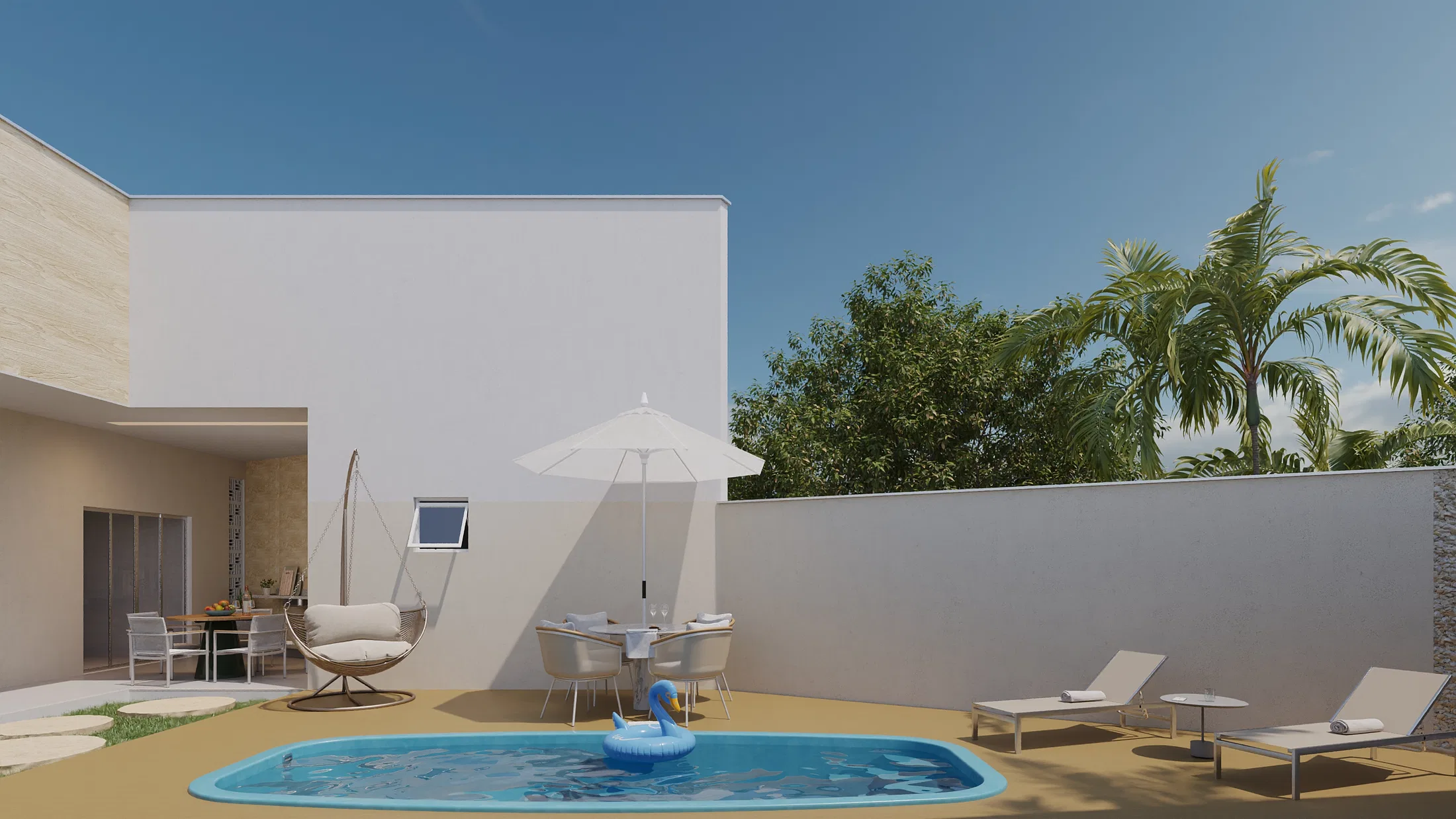 Fachada lateral da casa com piscina, guarda-sol branco e vegetação alta emoldurando o muro do quintal