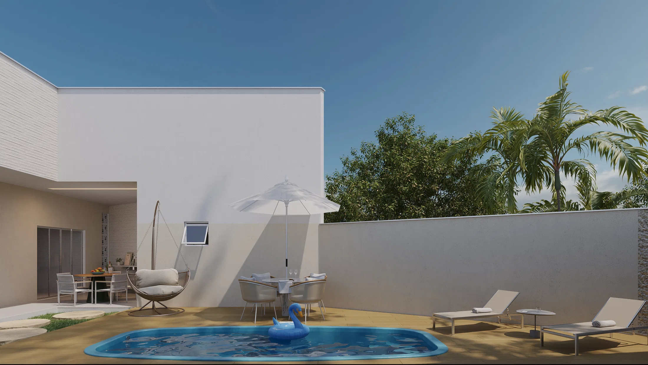 Vista externa da piscina com guarda-sol aberto, espreguiçadeiras e palmeiras ao fundo sob céu azul