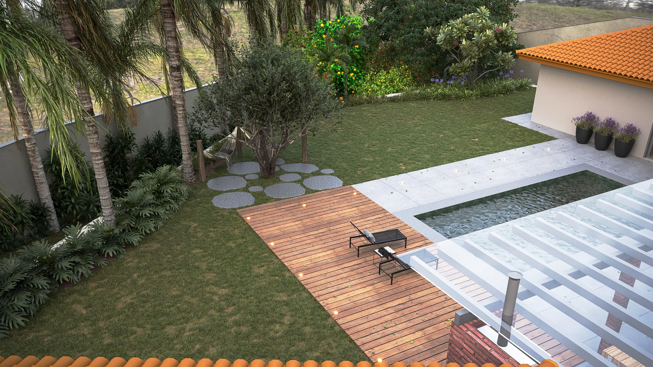 Vista aérea do quintal com piscina, deck de madeira e mesa baixa, palmeiras, oliveira e placas circulares recortando o gramado.