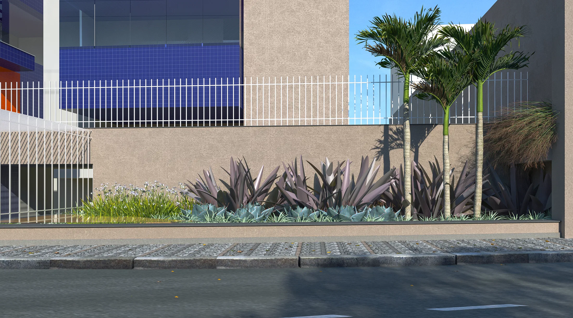 Canteiro rente à calçada com agaves arroxeadas, gramíneas floridas e palmeiras esguias diante de muro bege e edifício revestido em azulejo azul.