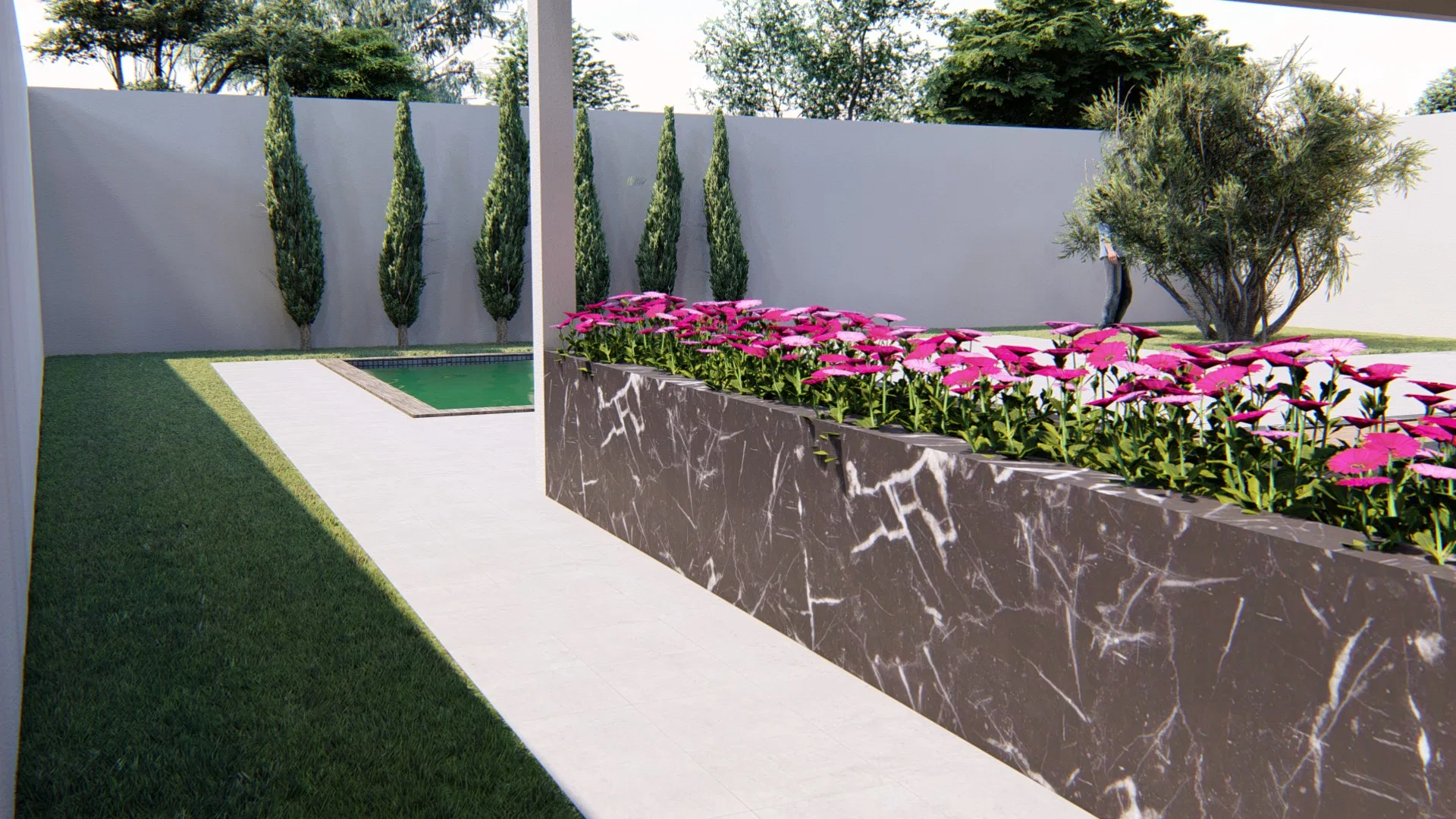 Caminho lateral do jardim com piscina, ciprestes alinhados junto ao muro e canteiro de pedra com flores rosa