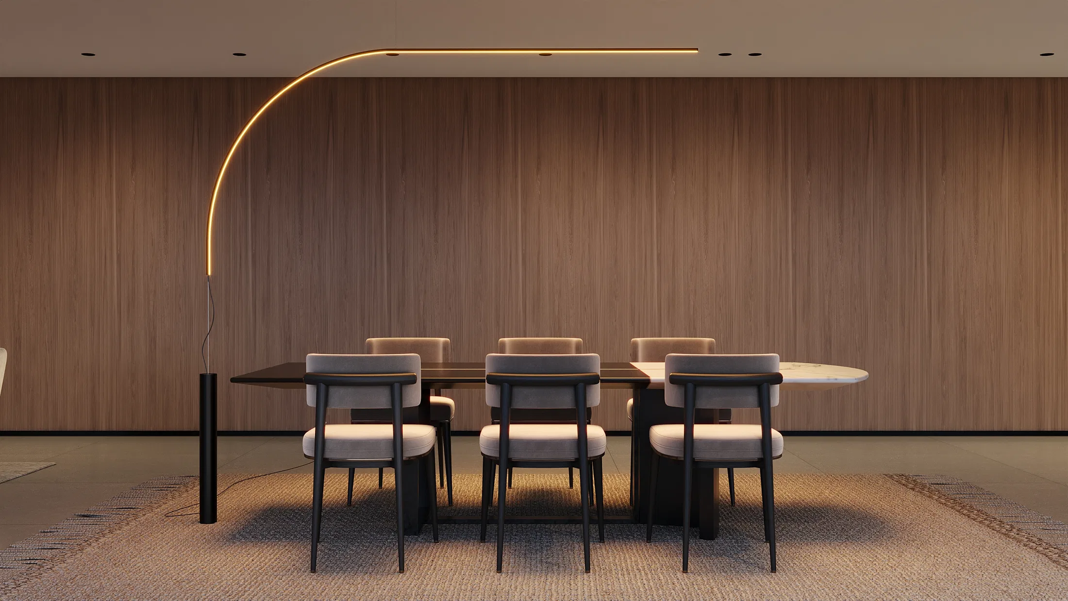 Mesa de jantar com seis cadeiras estofadas diante de parede em painéis de madeira, iluminada pela haste em arco de uma luminária de piso ao lado.