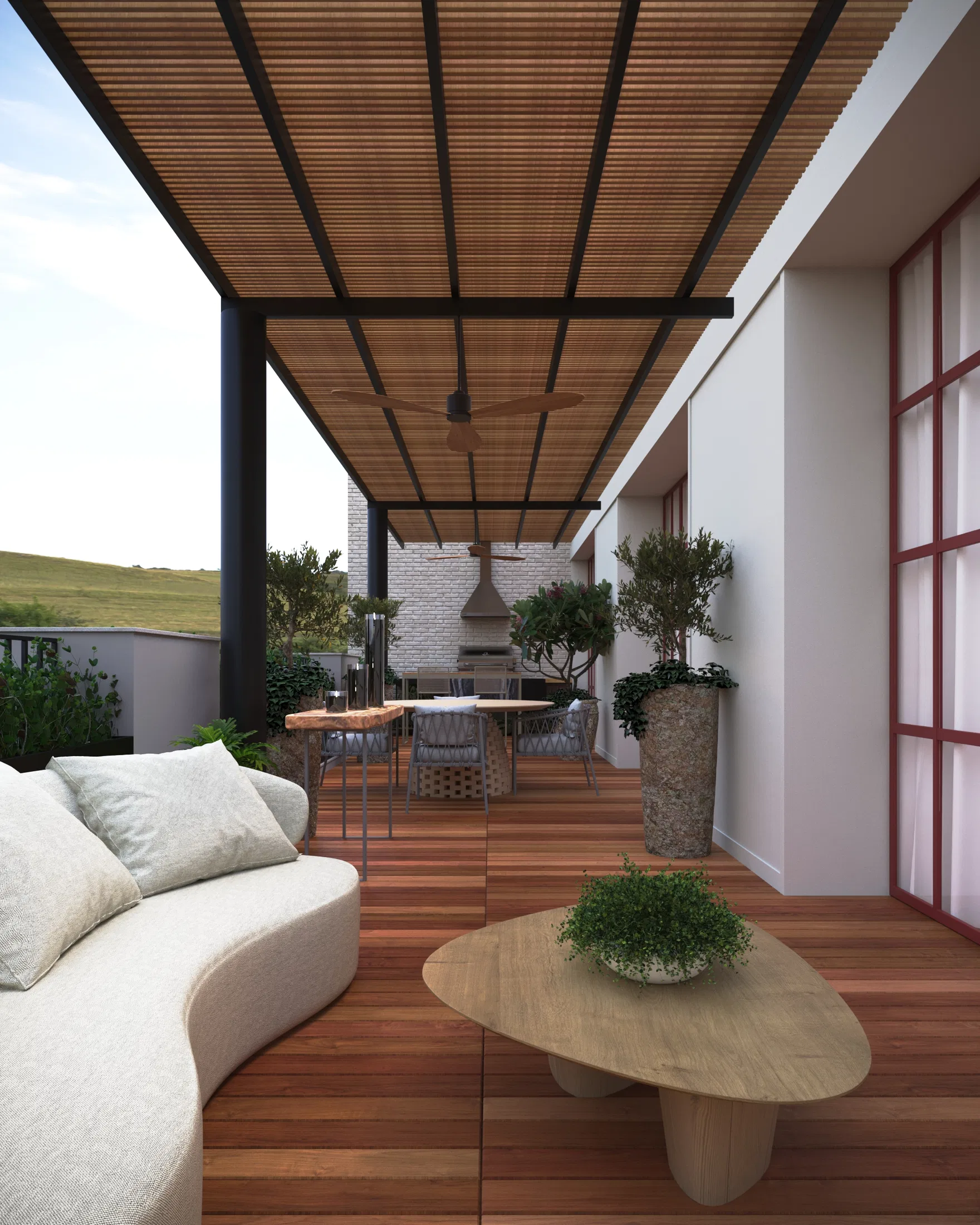 Terraço coberto por pergolado de ripas de madeira, com sofá curvo, mesa de centro e vista para área verde