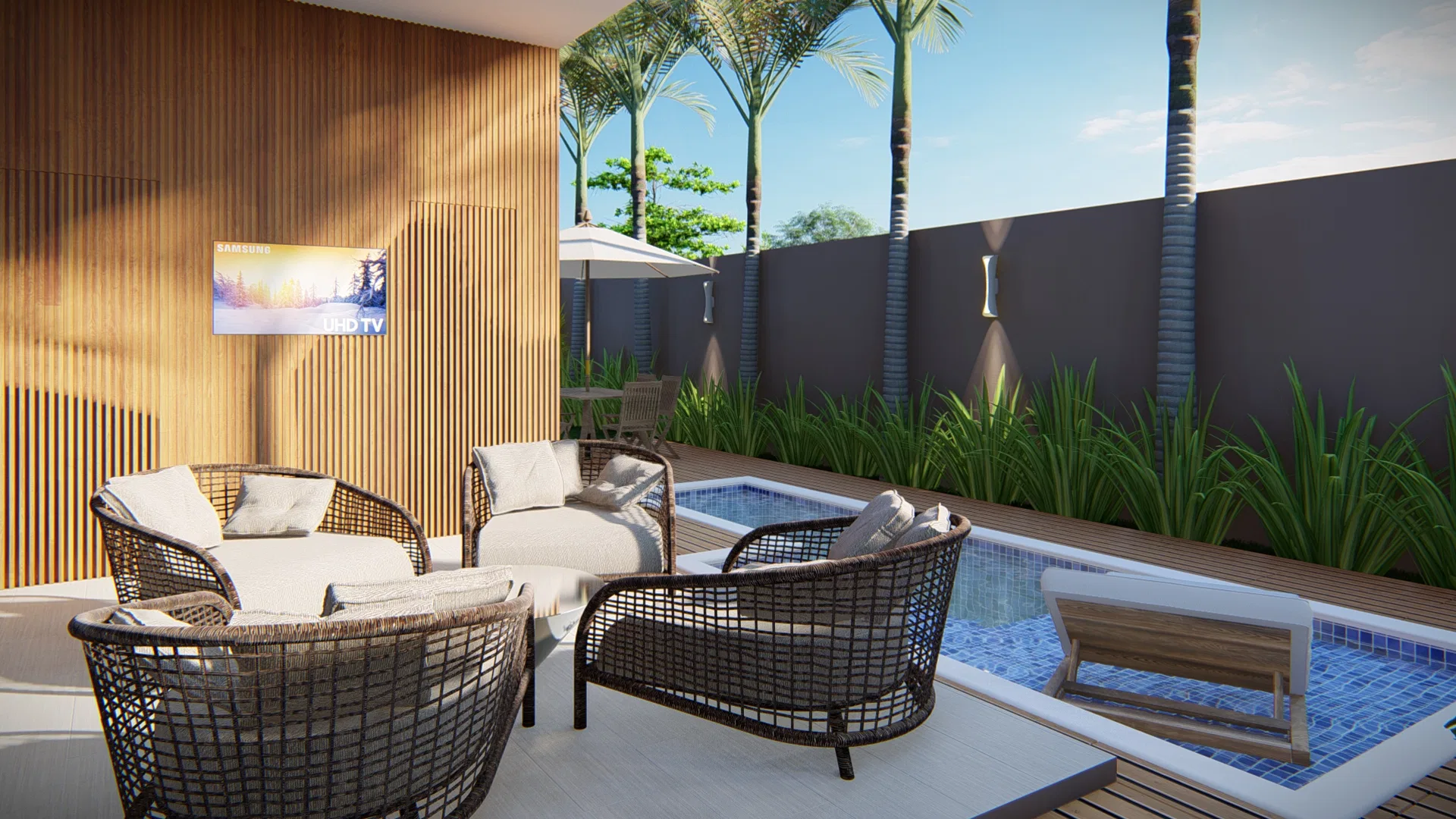 Varanda de lazer com poltronas de vime, TV em painel ripado de madeira e pequena piscina de pastilhas azuis junto a canteiro de gramíneas