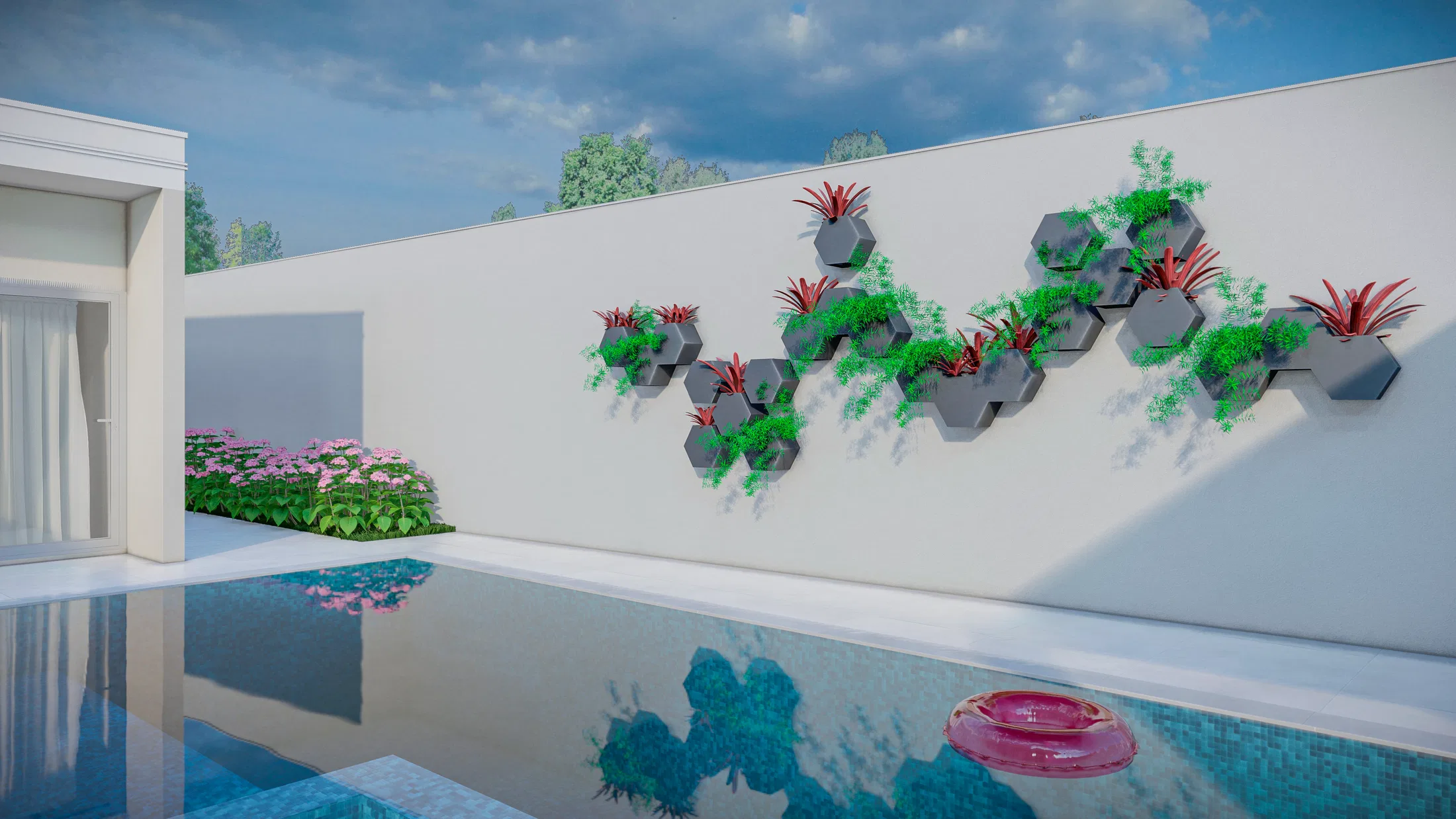 Muro branco da piscina com painel de vasos hexagonais formando jardim vertical de bromélias vermelhas e folhagens pendentes, refletido na água