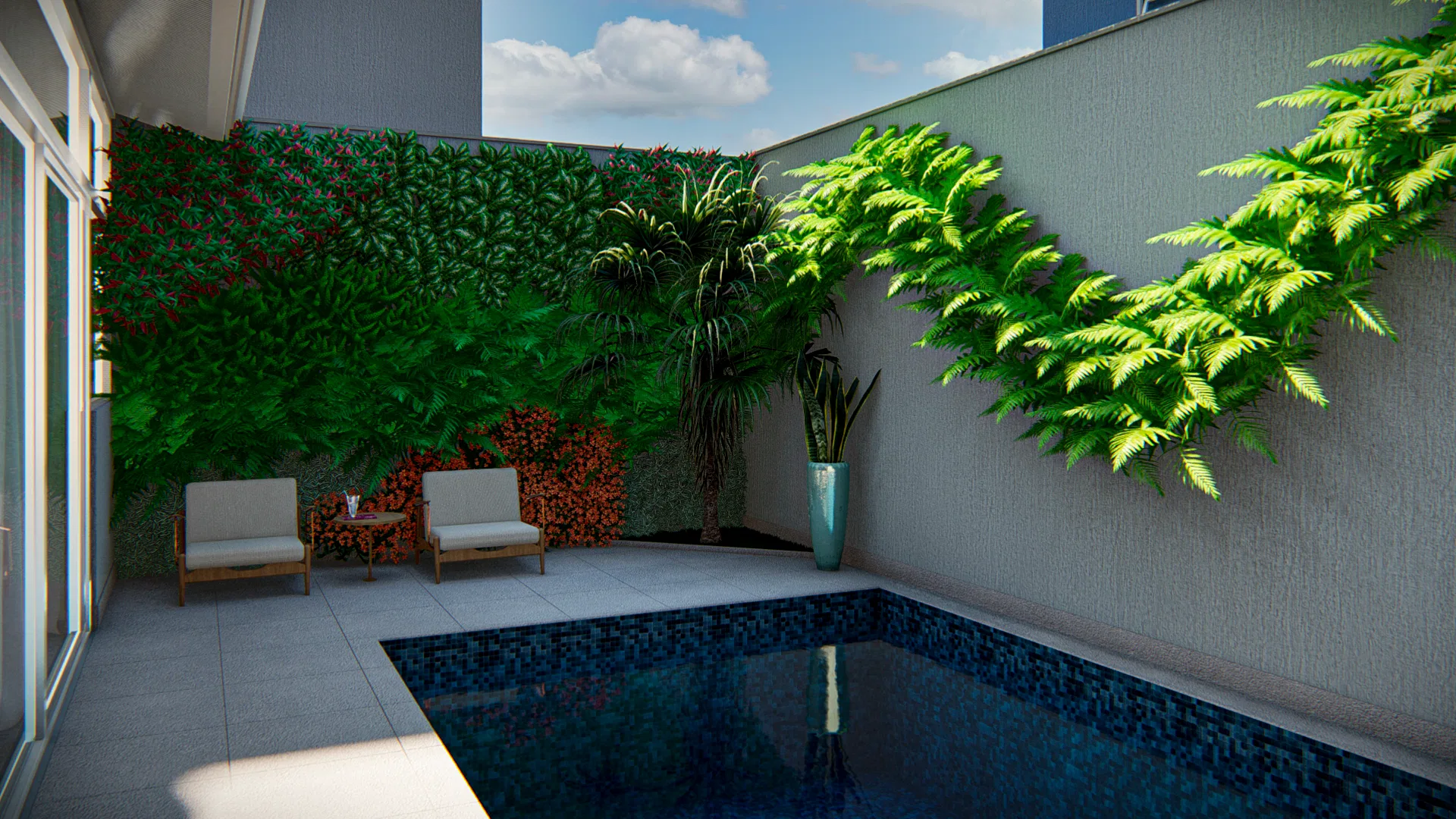Canto do pátio com piscina de água escura, muro verde florido e poltronas claras com mesa lateral