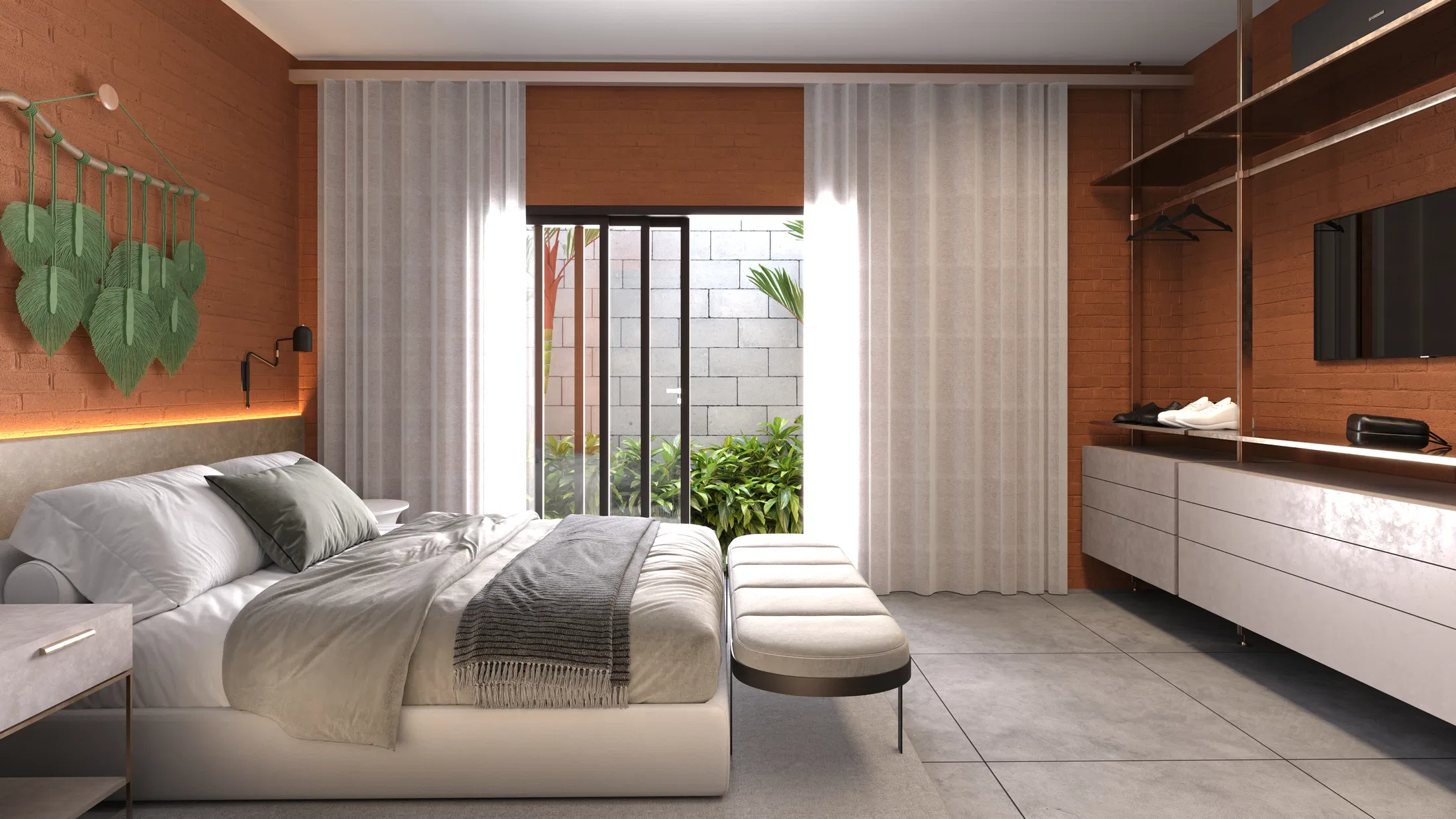 Suíte master com cama de roupa clara, parede de tijolo, cortinas leves e porta de vidro abrindo para um jardim interno com plantas tropicais