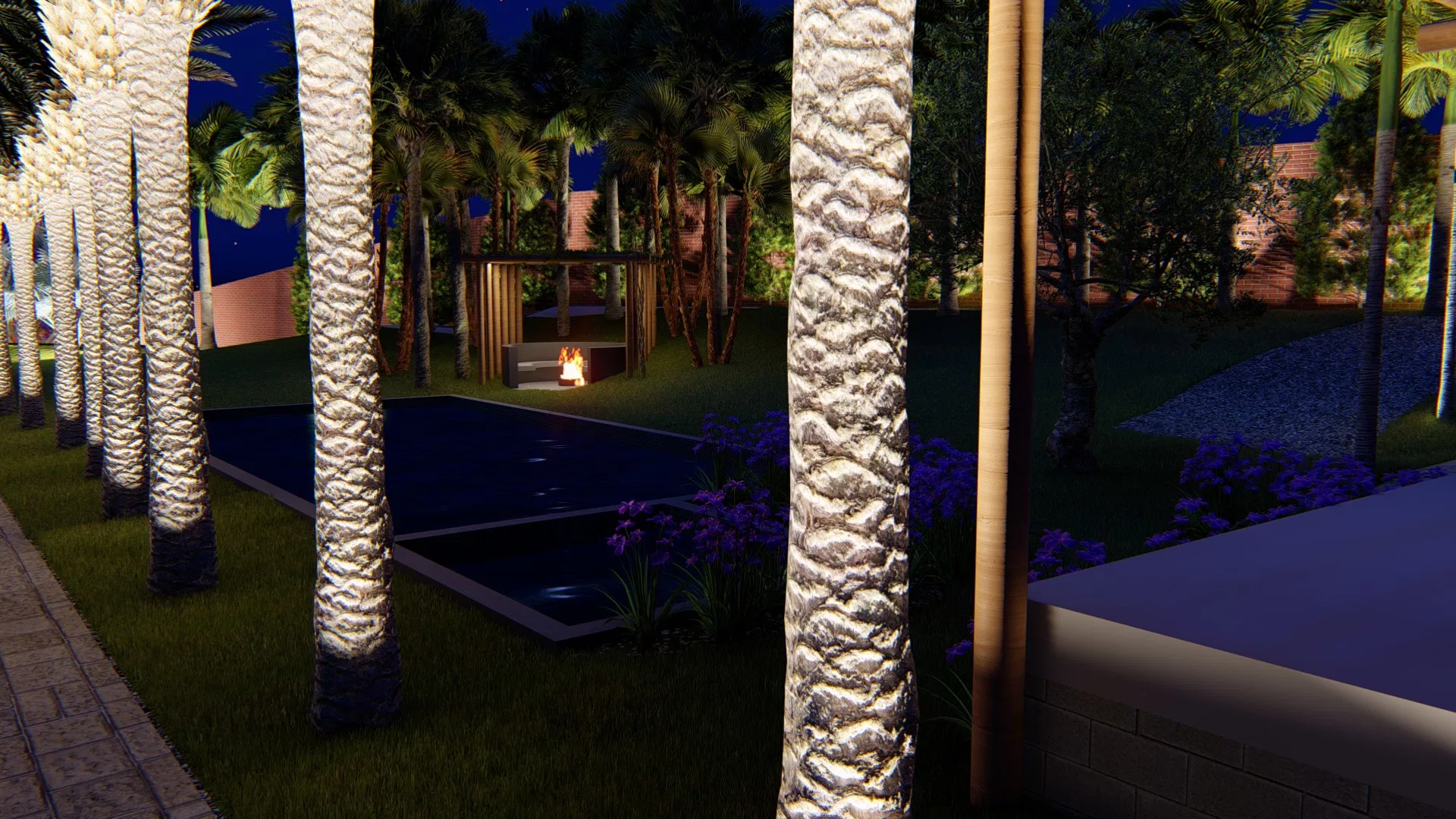 Cena noturna com renque de troncos de palmeira iluminados, espelho d'água escuro, pérgola com fogueira acesa e maciços de flores roxas