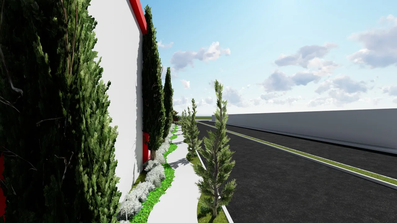 Corredor lateral com ciprestes densos junto à parede branca, arbustos floridos brancos e caminho estreito à beira da via asfaltada.