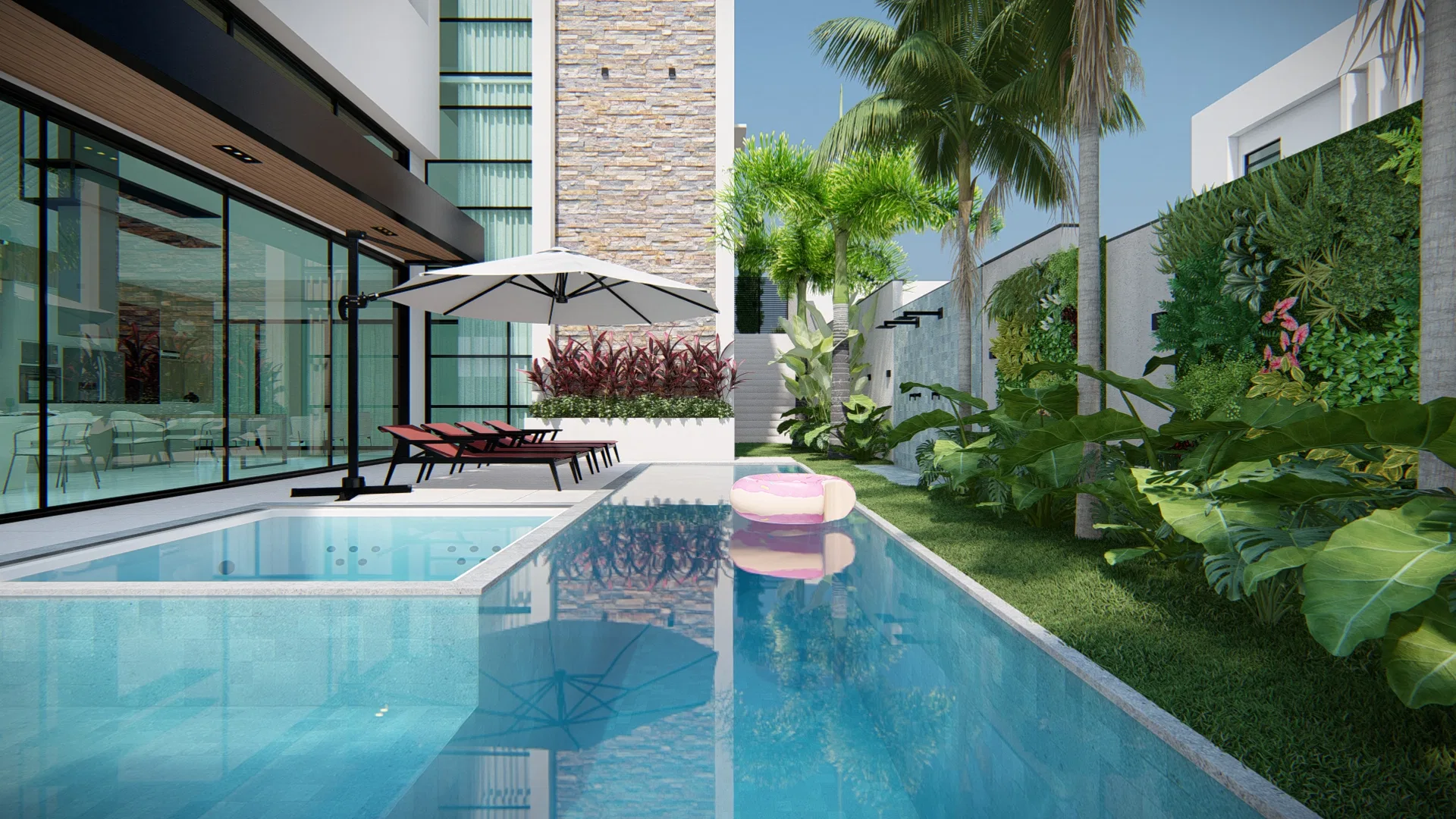 Piscina alongada refletindo a fachada de vidro, com espreguiçadeiras à esquerda e jardim tropical denso à direita