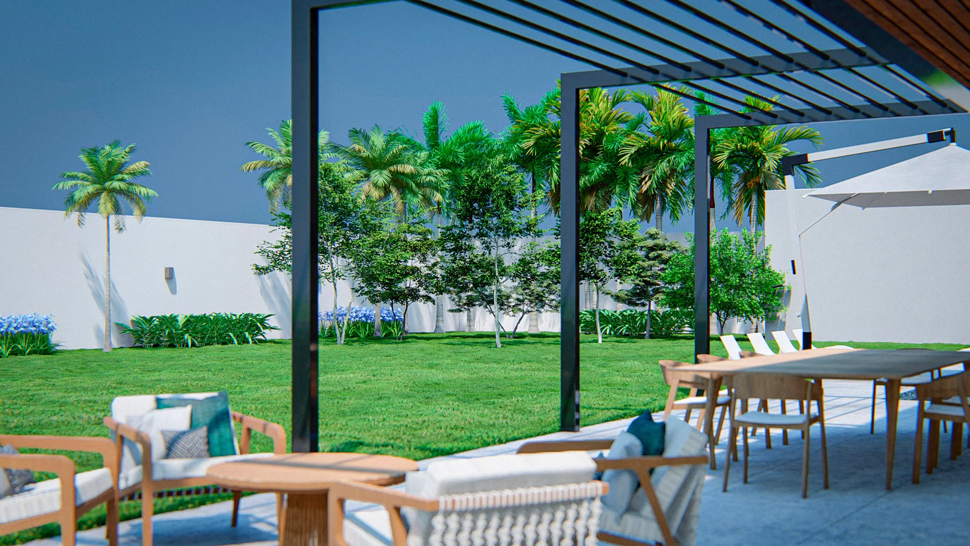 Terraço coberto por pergolado metálico com mesa de jantar, poltronas de vime e guarda-sol, aberto para gramado com palmeiras e agapantos