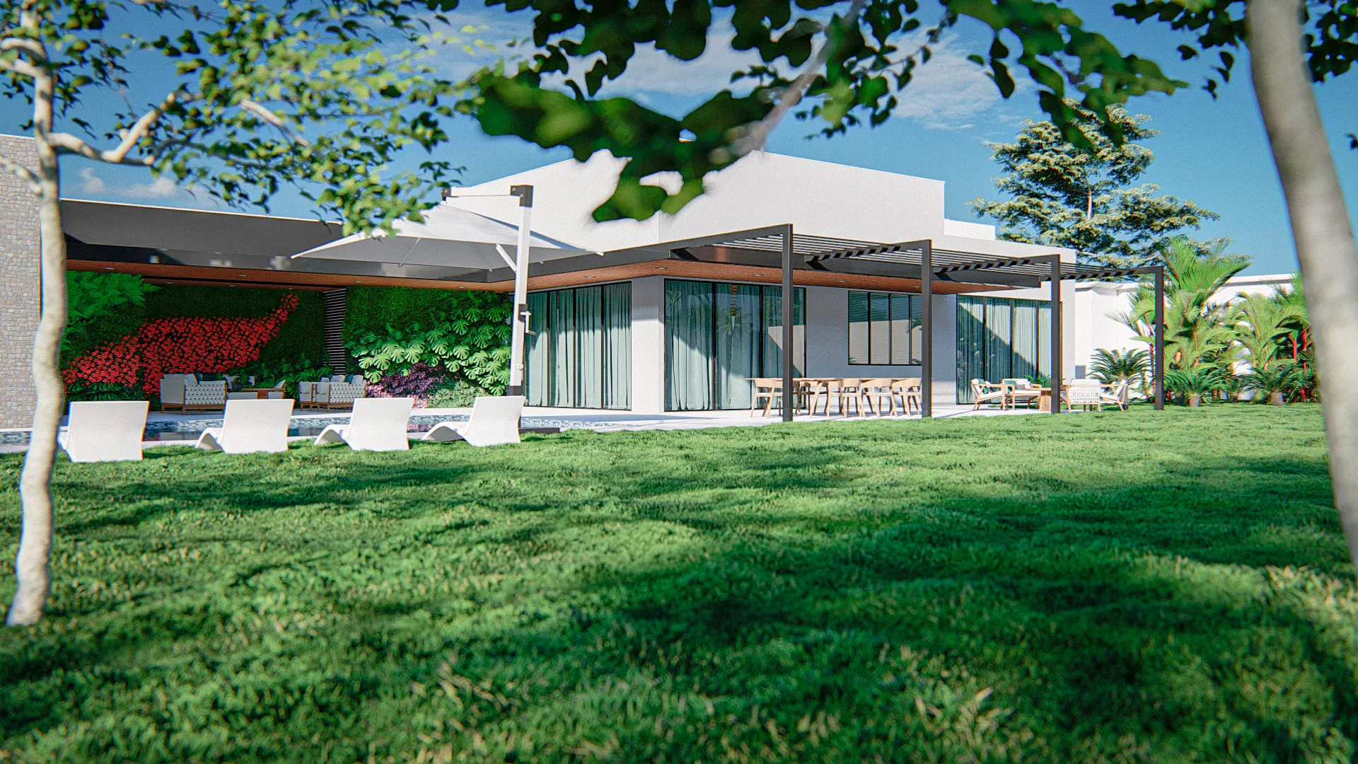 Fundos da casa com jardim vertical florido, espreguiçadeiras junto à piscina e área de refeições sob pergolado, diante de amplo gramado