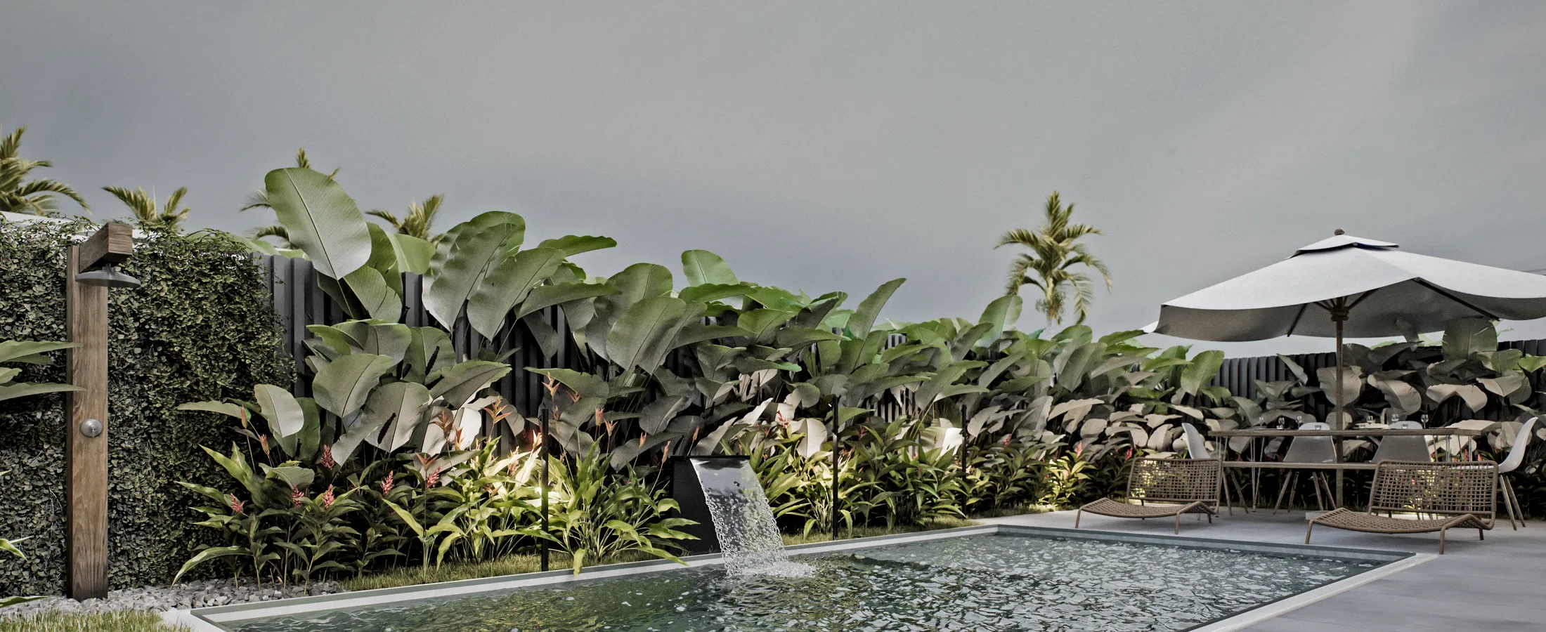 Piscina com lâmina d'água em cascata sobre muro verde e canteiro tropical iluminado, chuveiro externo de madeira à esquerda e conjunto de mesa à direita.