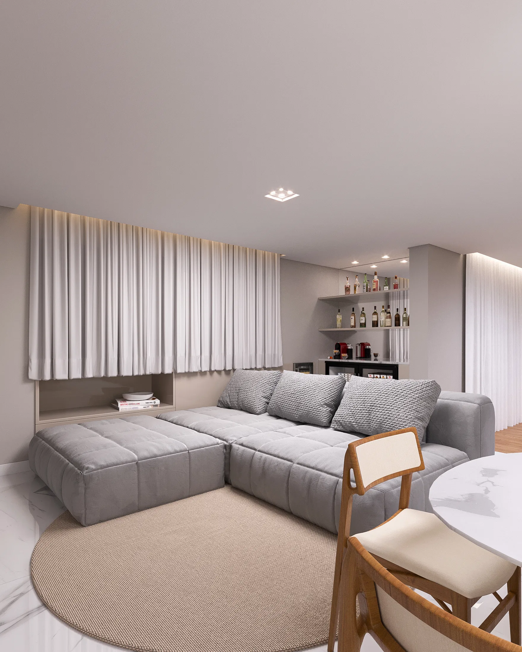 Estar íntimo com sofá modular cinza, estante retroiluminada com bar e cortinas transparentes filtrando a luz
