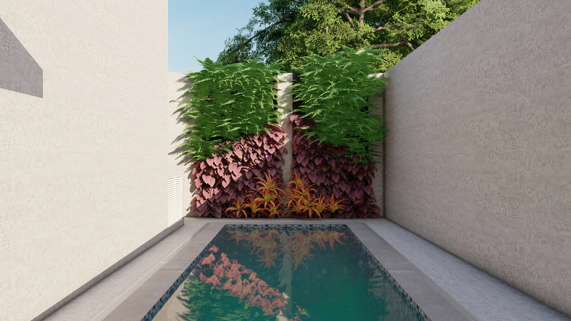 Cantinho de piscina emoldurado por parede verde com samambaias e folhagens roxas, refletido na água.