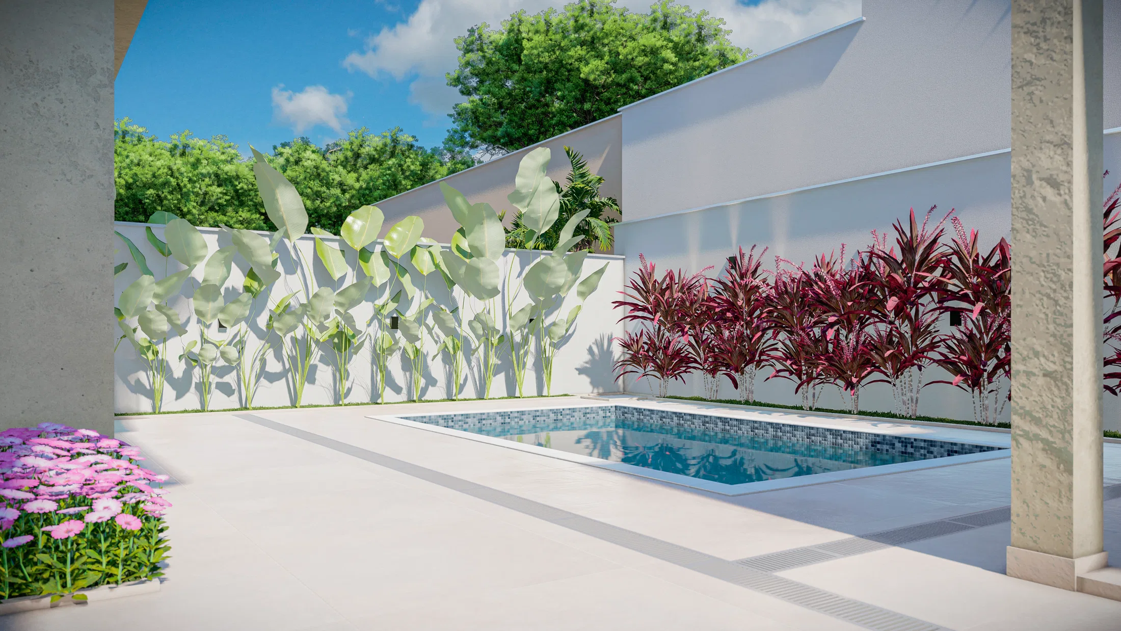 Outro ângulo da piscina emoldurada pela parede de folhas tropicais e fileira de arbustos vinho