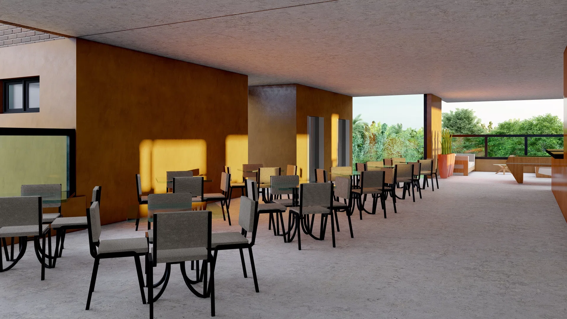 Terraço gourmet coberto com fileiras de mesas e cadeiras, paredes em tom ocre e luz quente do entardecer vinda da lateral aberta