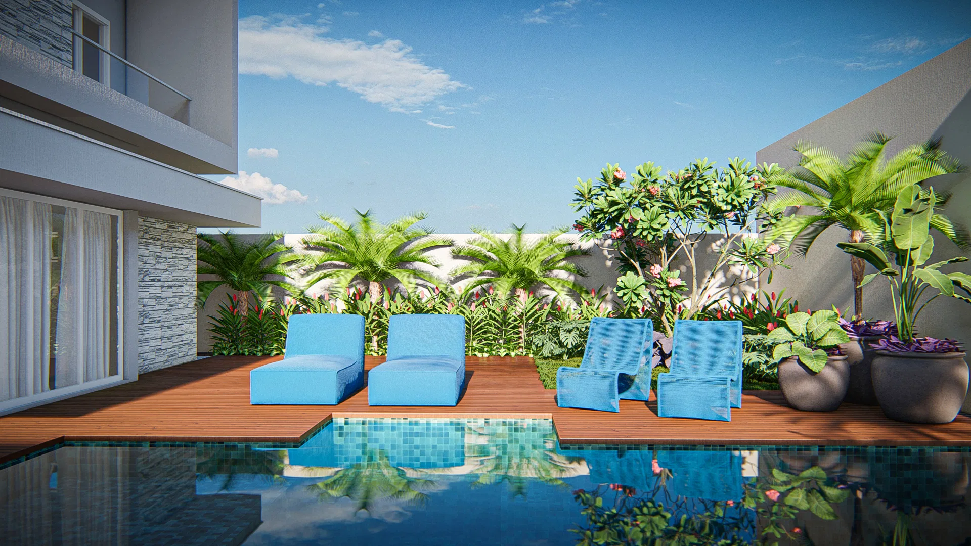 Deck de madeira sobre a piscina com espreguiçadeiras e poltronas azuis, ao fundo palmeiras e uma árvore de flores rosadas.