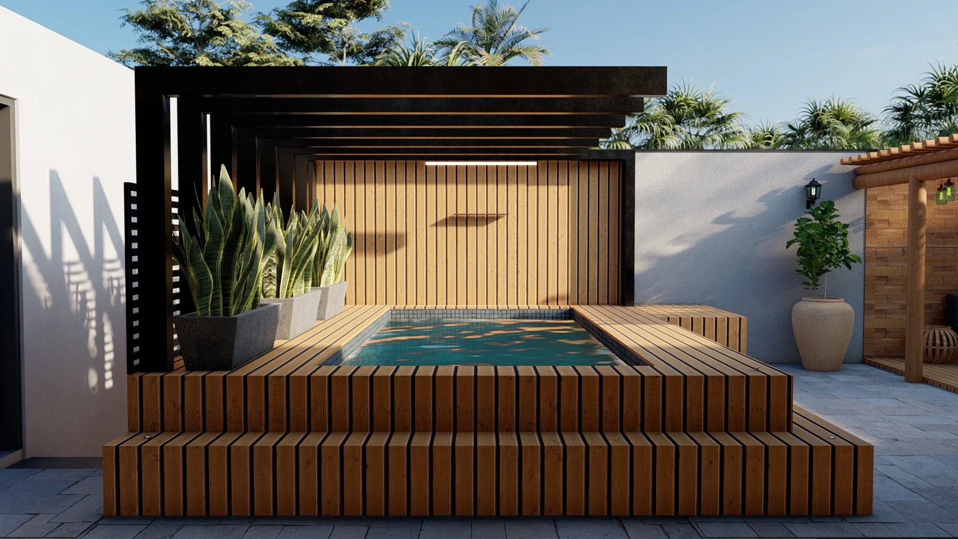 Piscina de imersão emoldurada por deck de madeira, pergolado de aço preto, parede ripada e vaso de plantas, com palmeiras ao fundo