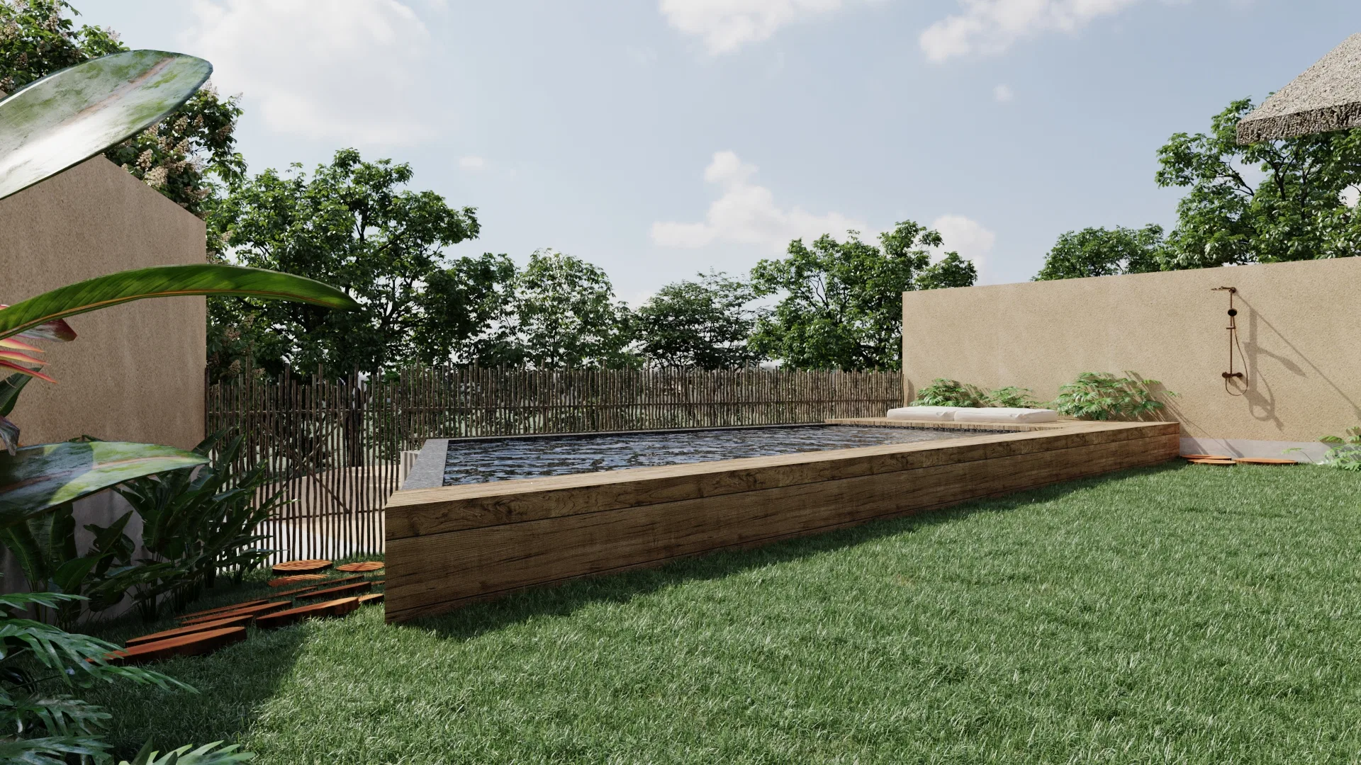 Piscina alongada com borda revestida em madeira sobre gramado, cercada por vegetação tropical e chuveiro externo junto ao muro