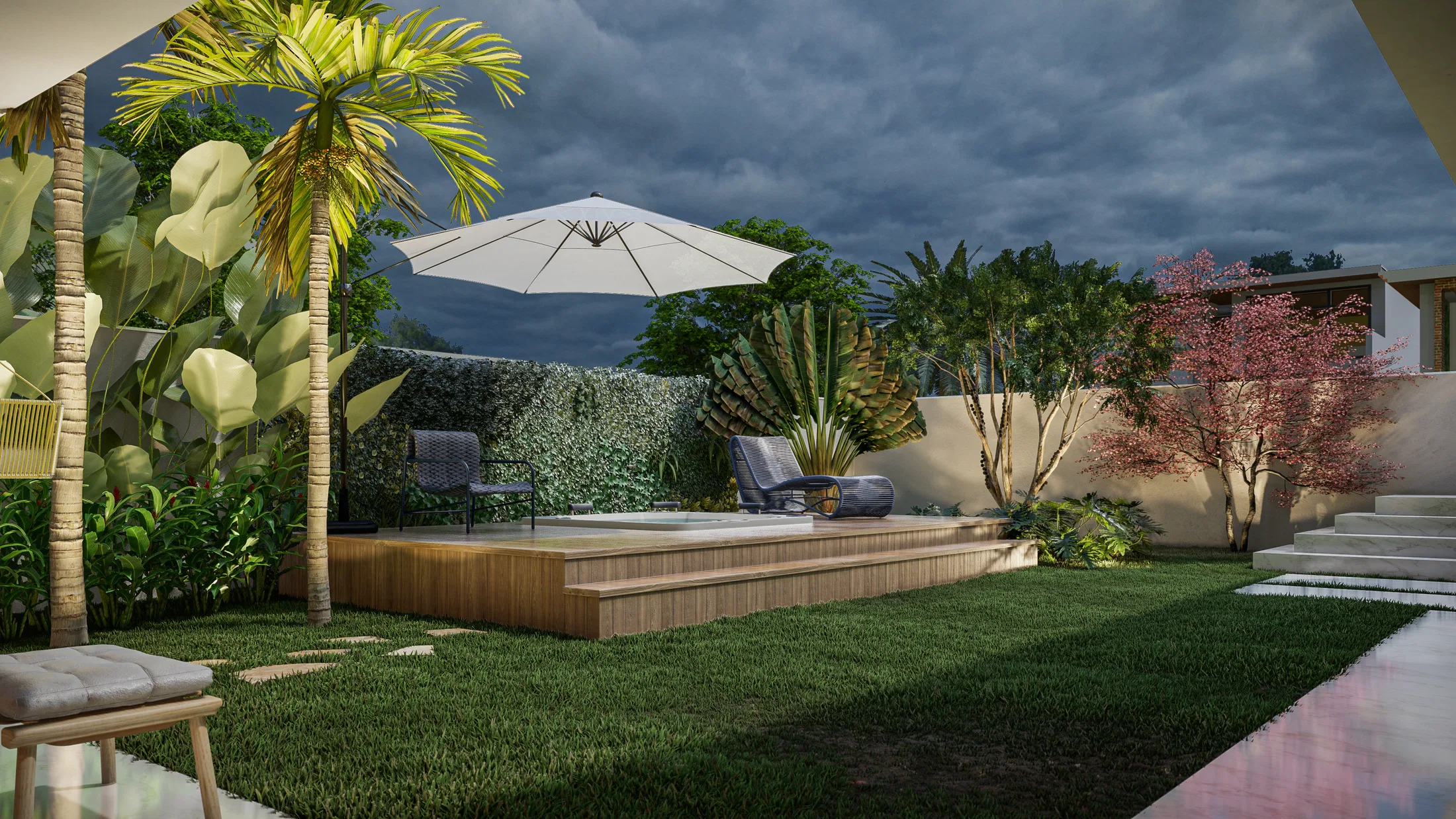 Área externa ao entardecer com banheira sobre deck de madeira, guarda-sol, poltronas e vegetação tropical ao redor