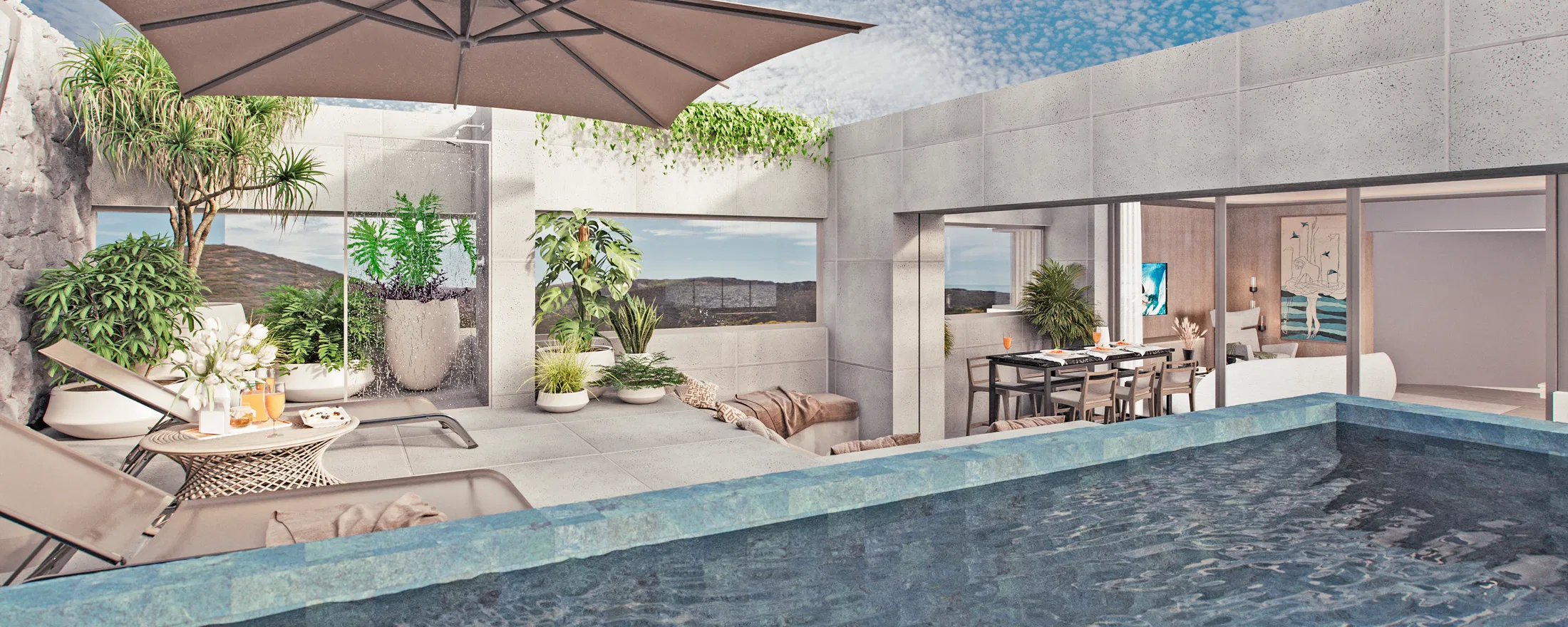 Piscina em L com espreguiçadeiras e guarda-sol, vasos com árvores e mesa de jantar externa junto às portas de vidro do estar.