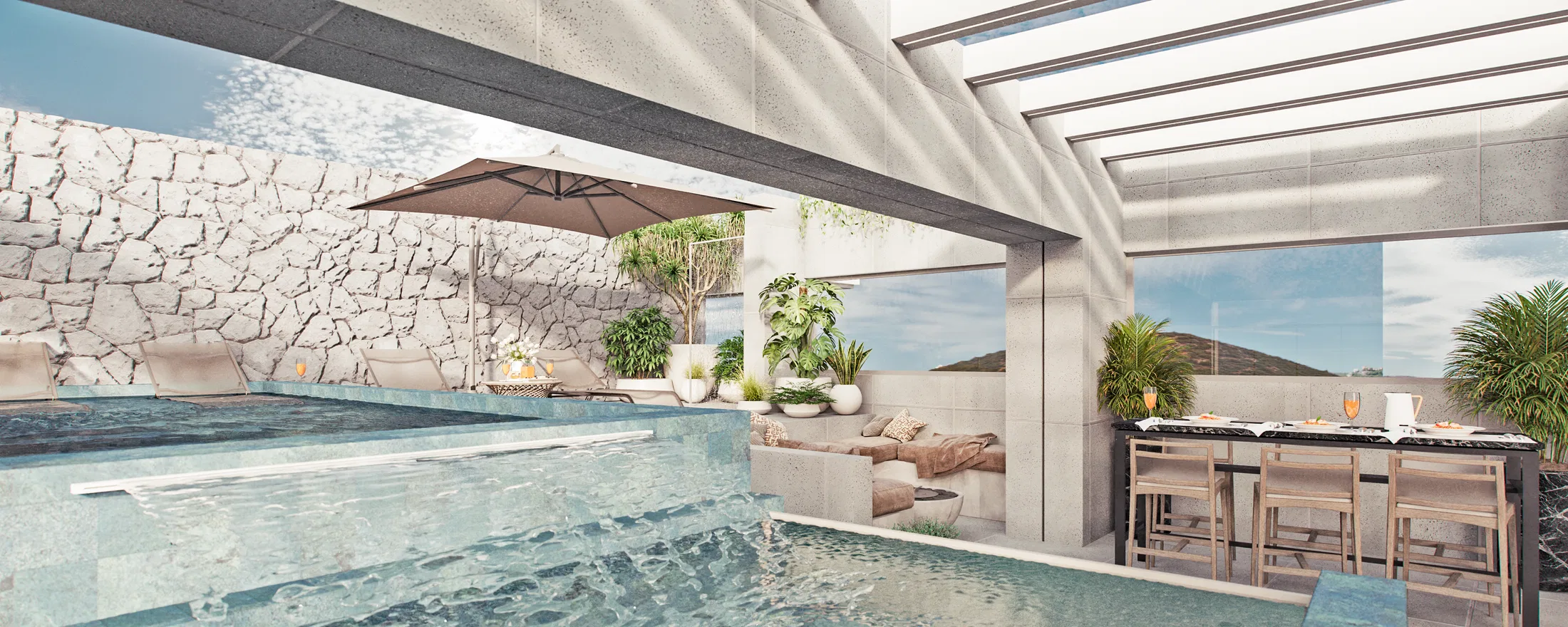 Piscina esverdeada sob pergolado, com sofá de apoio, vasos de plantas e balcão de bar com banquetas altas junto a paredes de concreto.