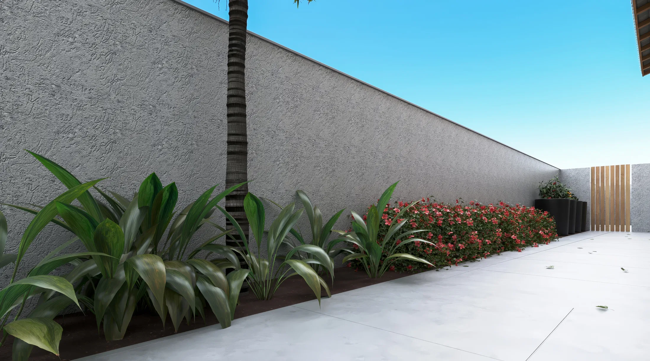 Passagem lateral com muro texturizado, canteiro de folhagens e arbusto de flores vermelhas junto ao piso de concreto e a um detalhe de ripado de madeira.