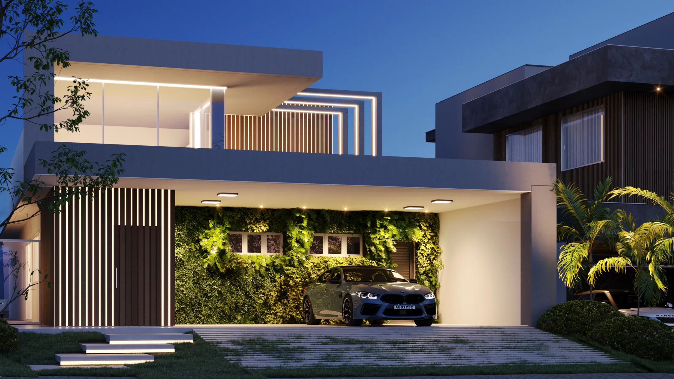 Fachada residencial ao entardecer, com iluminação interna acesa, jardim vertical iluminado e ripas de madeira em tom mais escuro sob a luz noturna