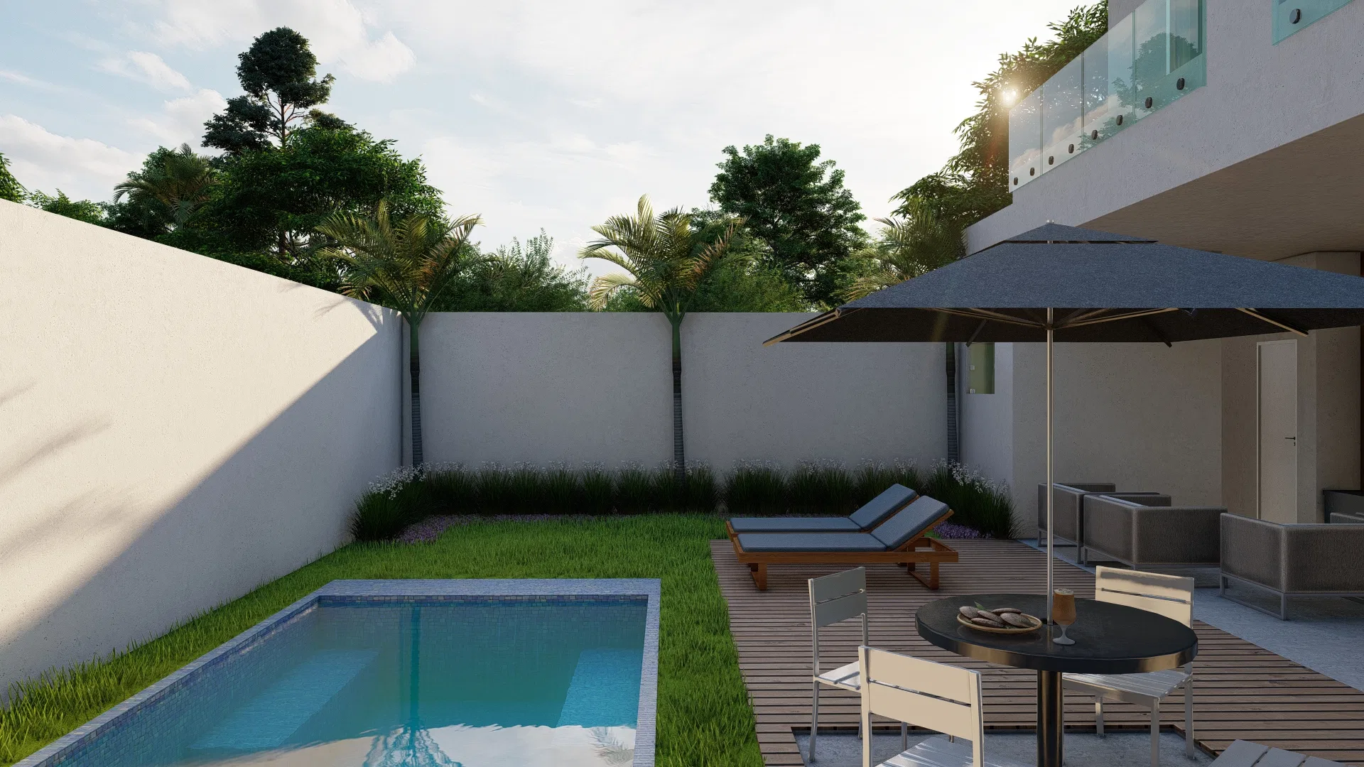 Quintal com piscina retangular, deck de madeira, espreguiçadeiras, mesa com guarda-sol e poltronas, cercado por muros brancos e palmeiras