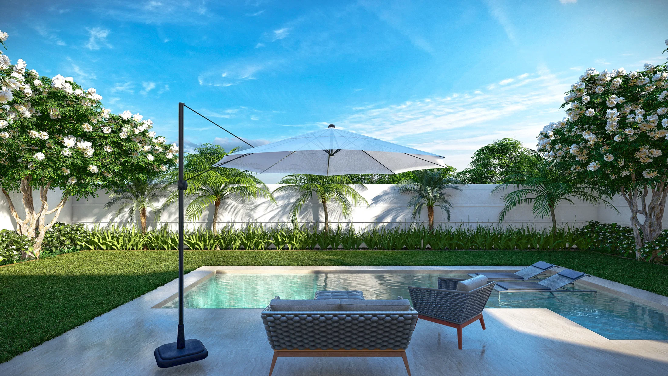 Área de piscina com guarda-sol articulado branco, sofá e espreguiçadeiras de fibra, arbustos de flores brancas e palmeiras junto ao muro