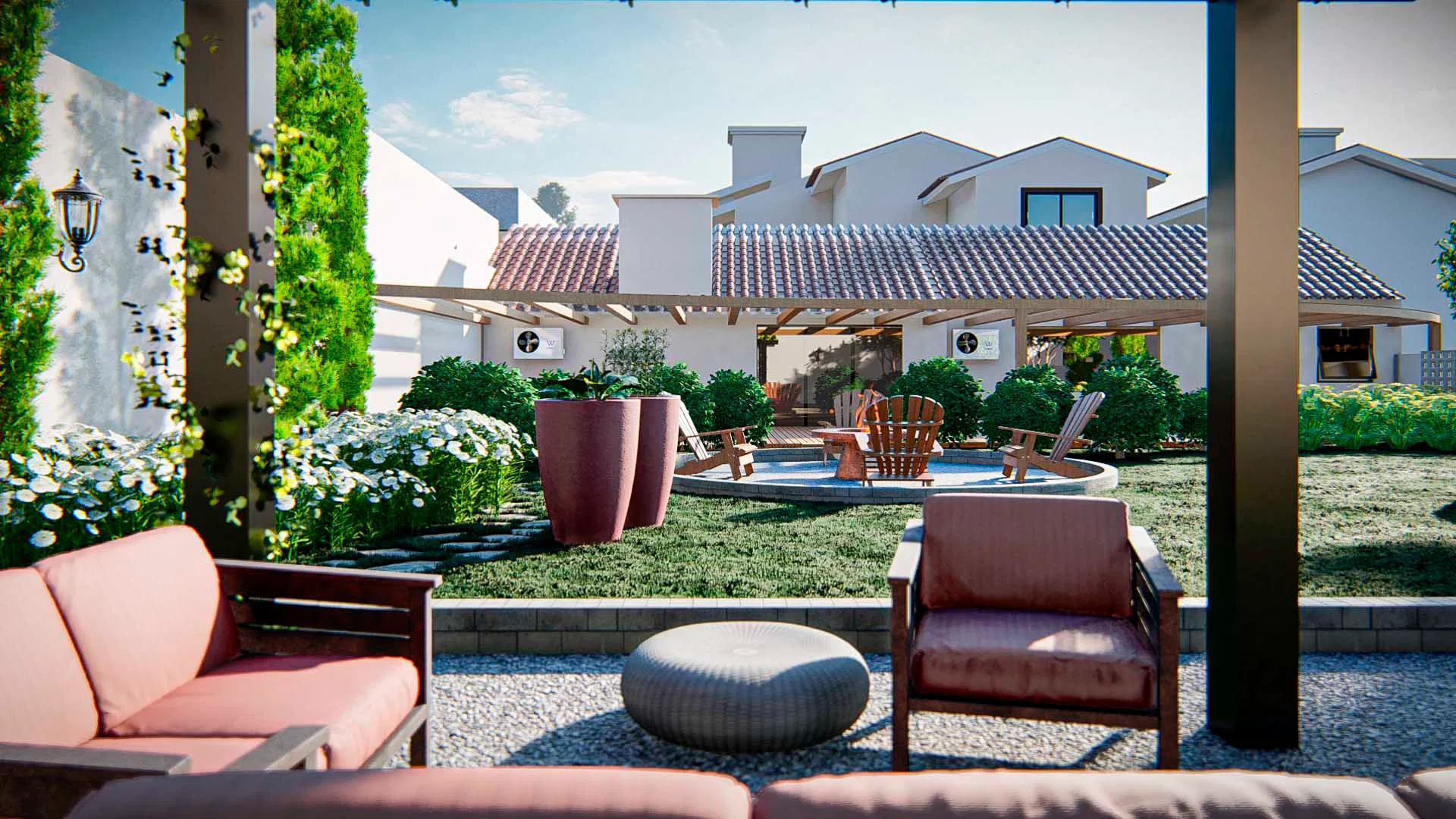 Lounge coberto por pergolado com poltronas estofadas em tom terracota, vista para a área de fogueira e a casa ao fundo