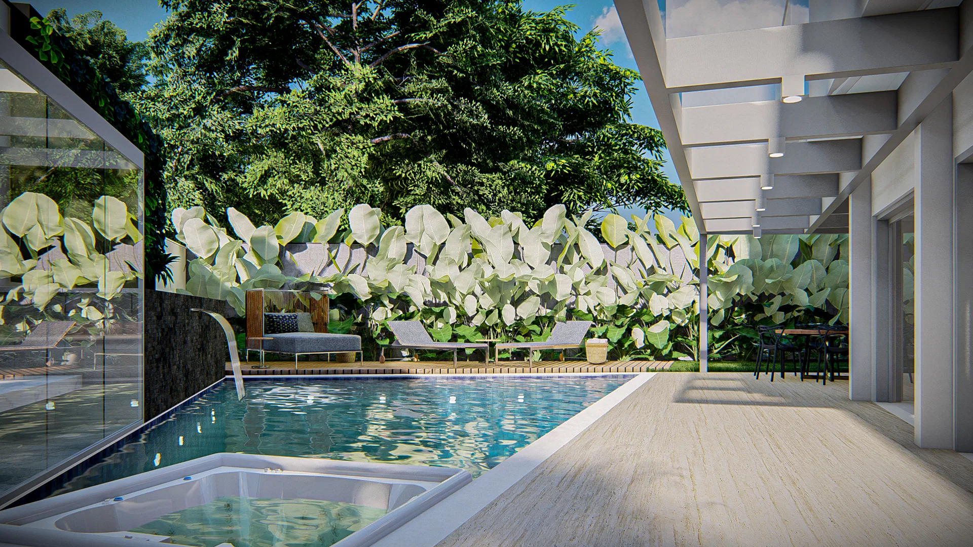 Piscina estendida com hidromassagem e deck de madeira, espreguiçadeiras e cerca viva de folhas arredondadas sob uma árvore frondosa.
