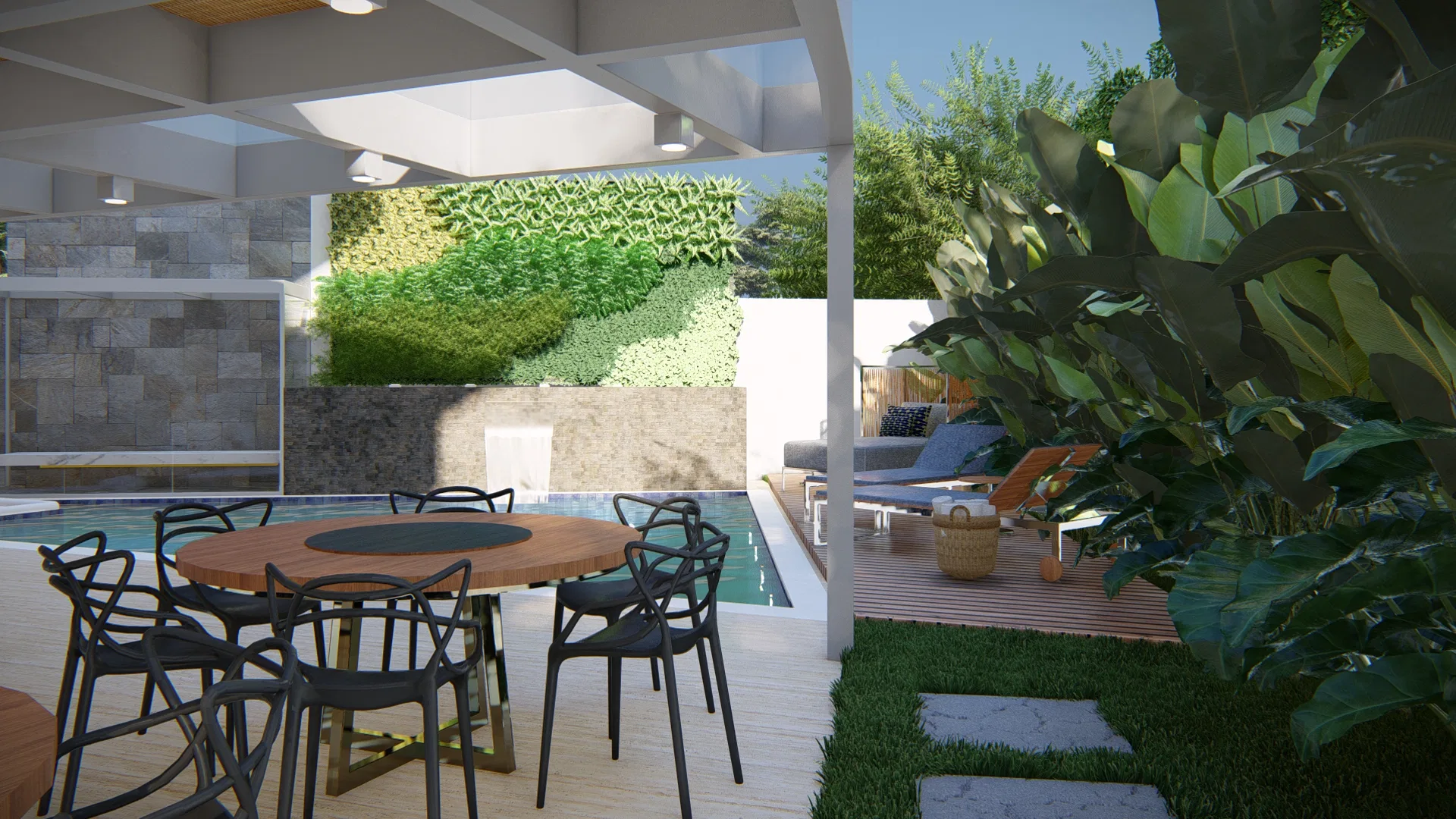 Área de piscina sob pergolado, com mesa redonda de madeira, cadeiras pretas vazadas, parede viva verde, espelho de pedra e deck com espreguiçadeiras.