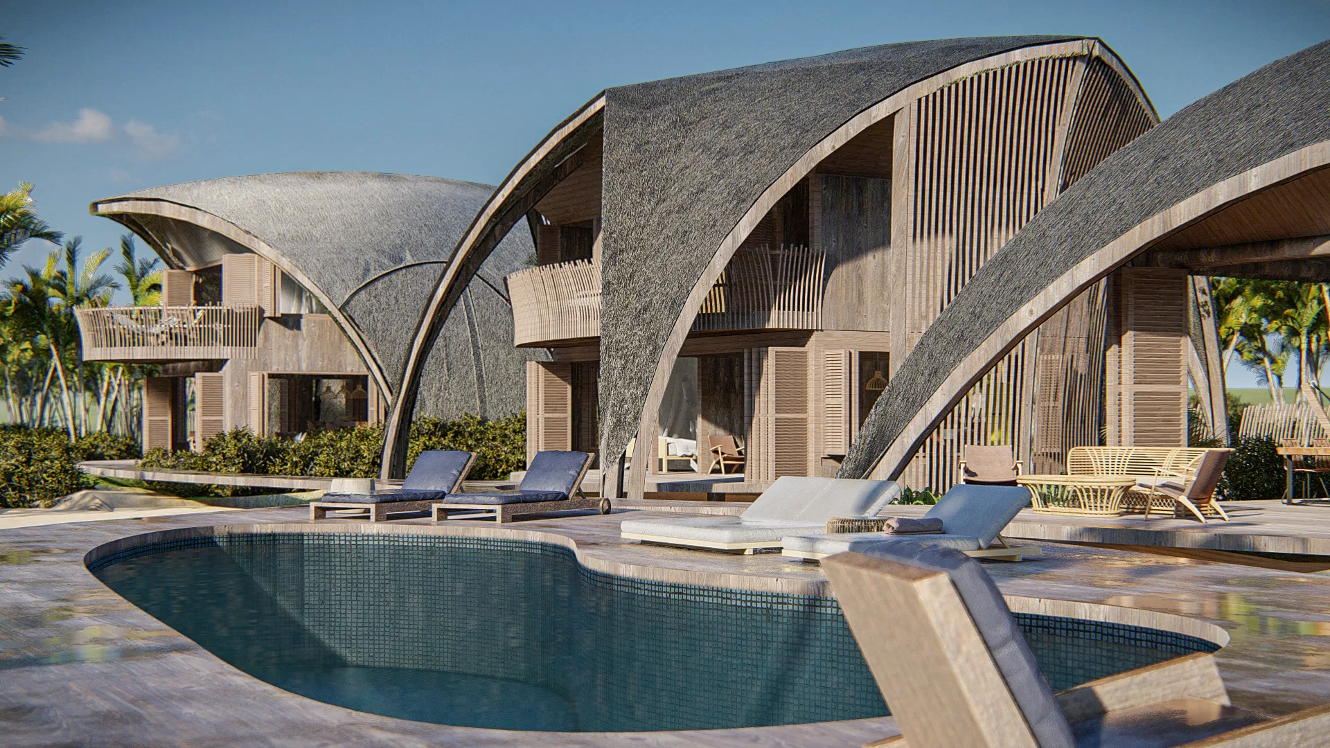 Deck de piscina curva em mosaico azul, com espreguiçadeiras e daybeds, diante de pavilhões de casca vegetal e fachadas em ripas de madeira.