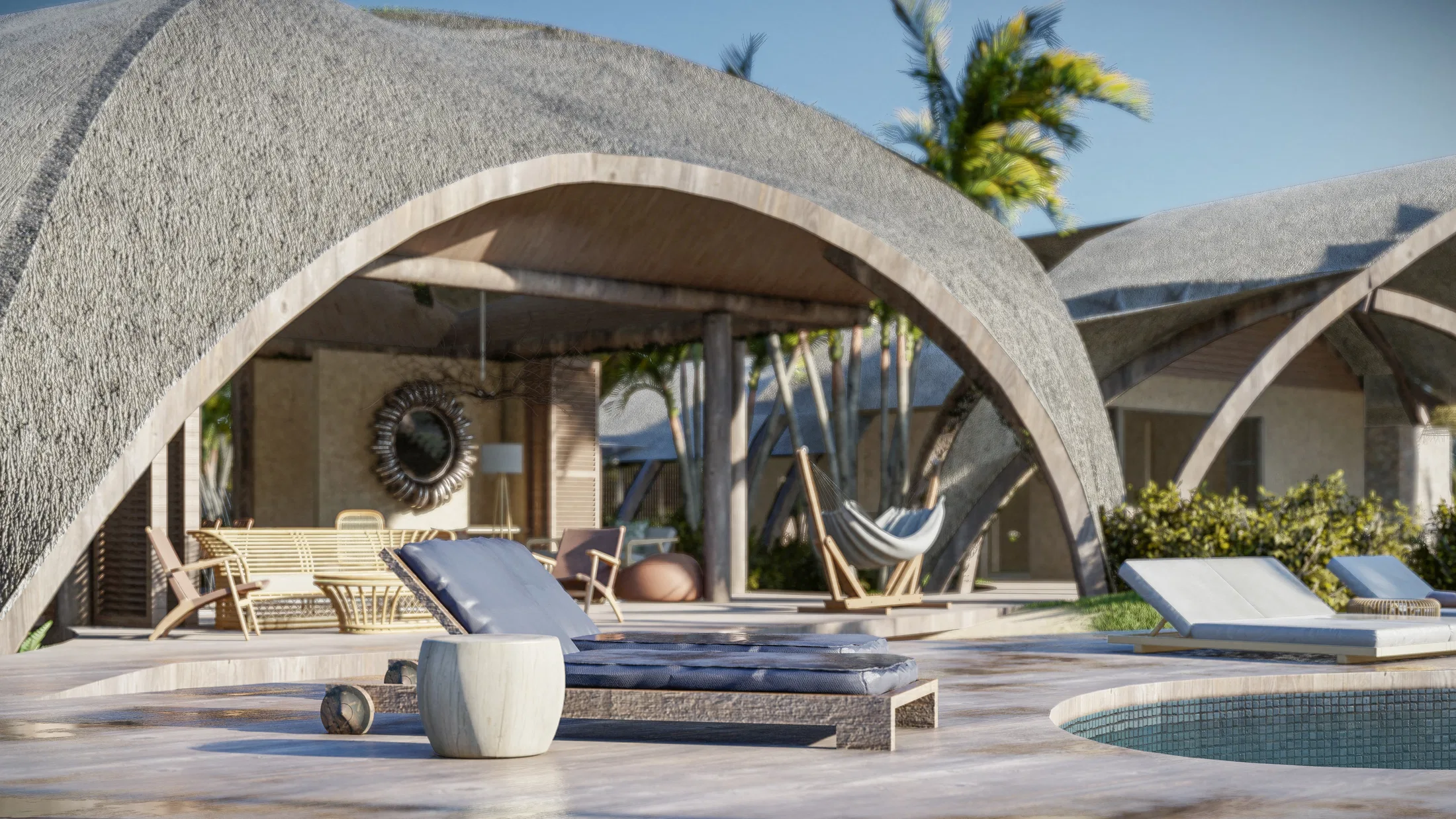 Estar sombreado sob casca curva, com móveis de fibra, espelho redondo, cadeira suspensa e daybed junto à piscina, aberto para outro pavilhão.