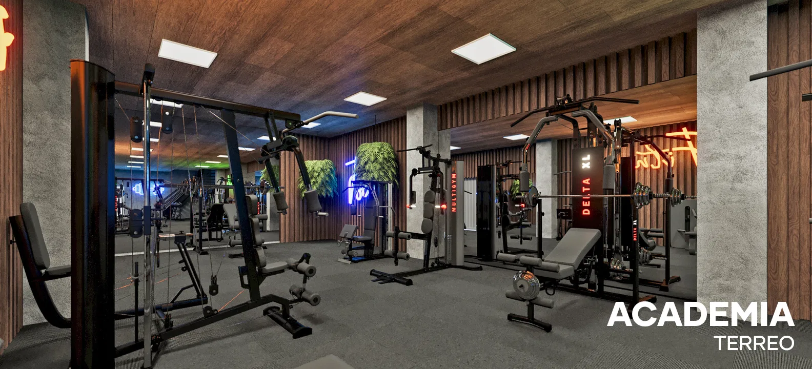 Sala de treino com estações de cabos e bancos diante de parede espelhada, ripado de madeira e plantas suspensas.