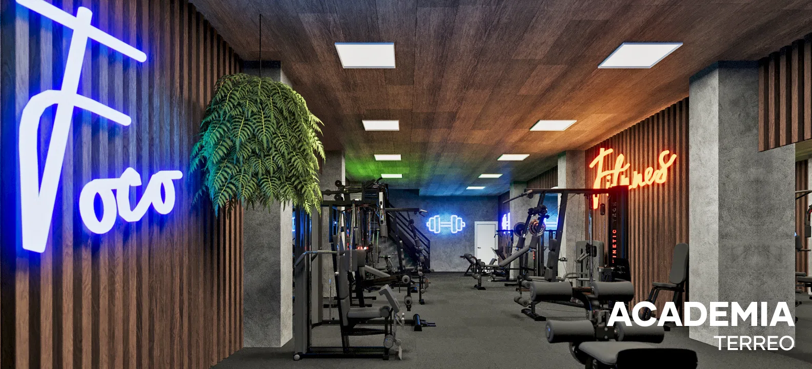 Corredor da academia com letreiro neon azul em parede ripada, samambaia pendente e bancos alinhados sob luz rebaixada.