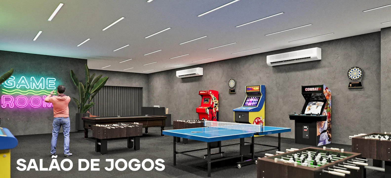 Outro ângulo do salão de jogos com mesa de pingue-pongue, fliperamas, alvos de dardo na parede e um jogador junto ao neon.