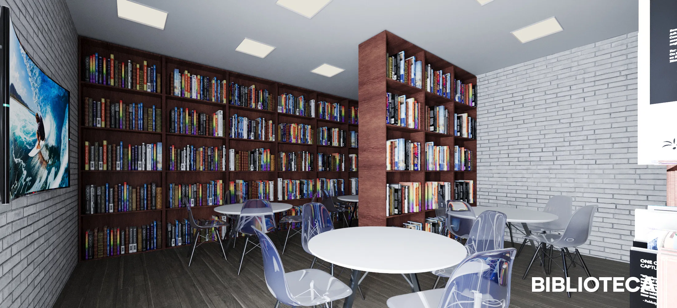 Biblioteca com estantes de madeira repletas de livros, mesas redondas com cadeiras translúcidas e televisor na parede de tijolo branco.