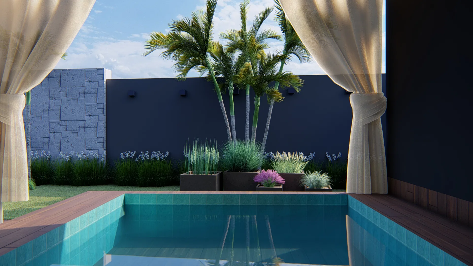 Piscina ao entardecer junto a muro escuro, com coqueiros iluminados, floreiras de gramíneas e flores rosa e cortinas emoldurando a vista