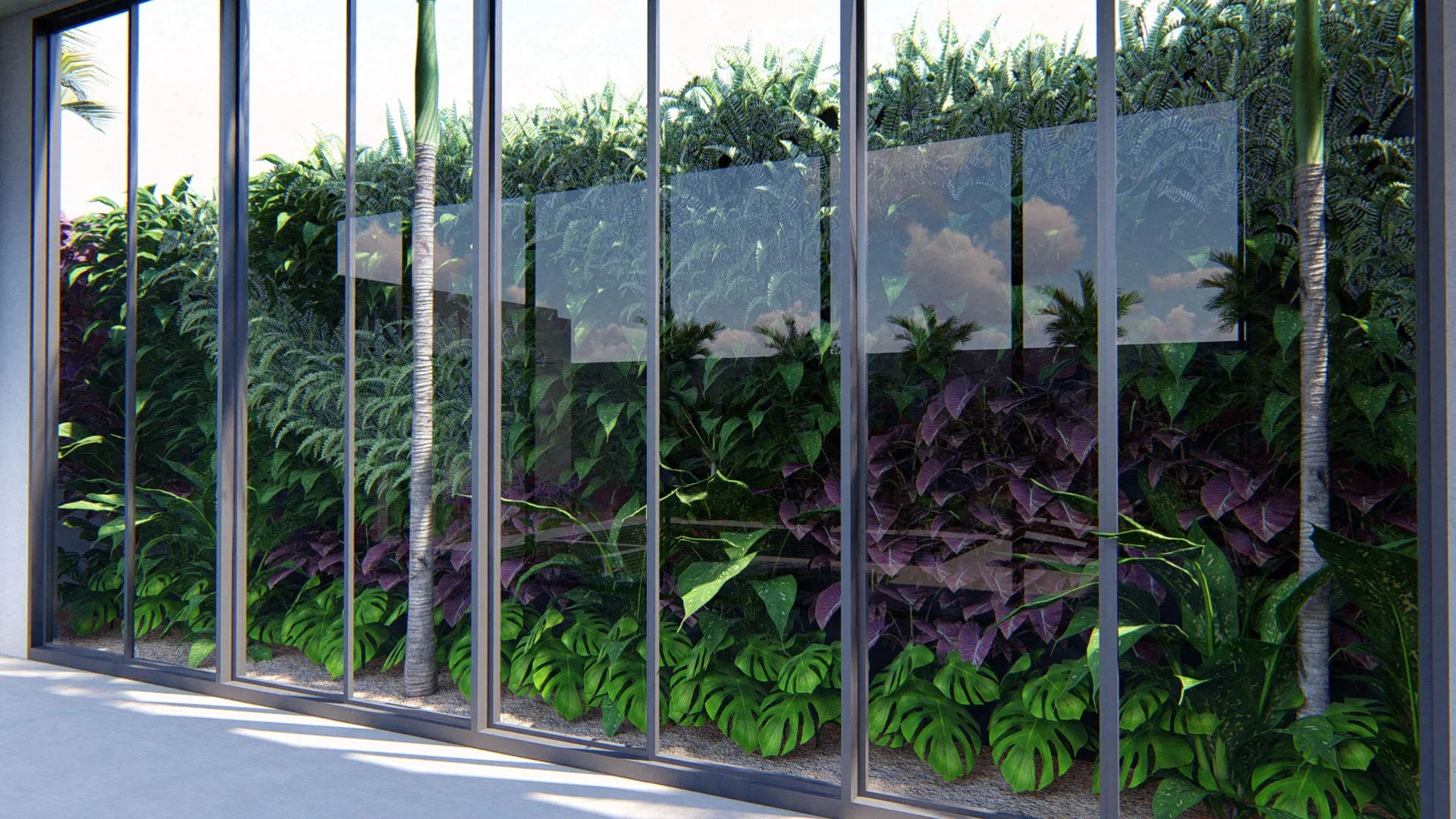 Jardim vertical de folhagens verdes e roxas atrás do vidro, com troncos finos de palmeira e reflexo do céu nas placas