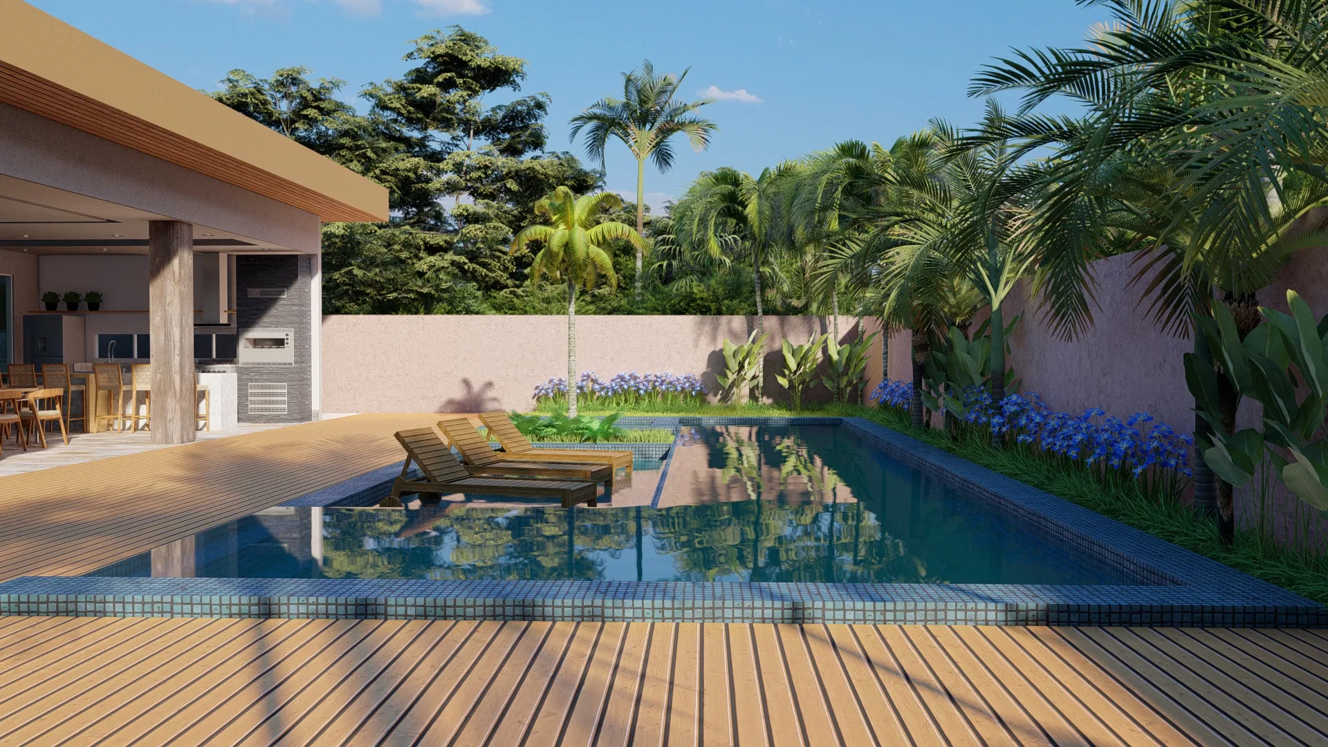 Área de piscina com deck de madeira e espreguiçadeiras, espelho d'água refletindo palmeiras e área gourmet coberta ao fundo.