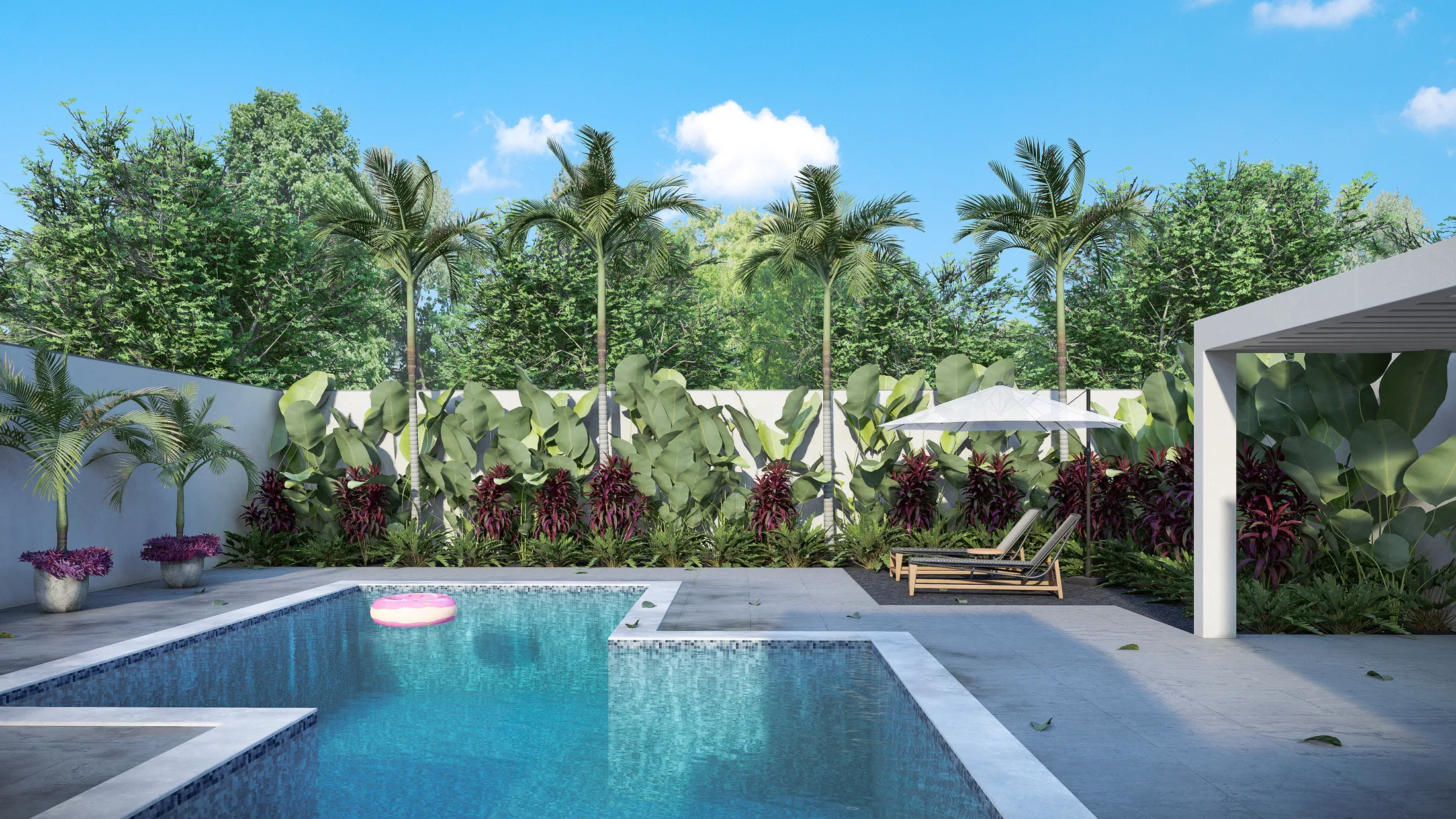 Outro ângulo da piscina com espreguiçadeiras, guarda-sol e vegetação tropical densa ao fundo