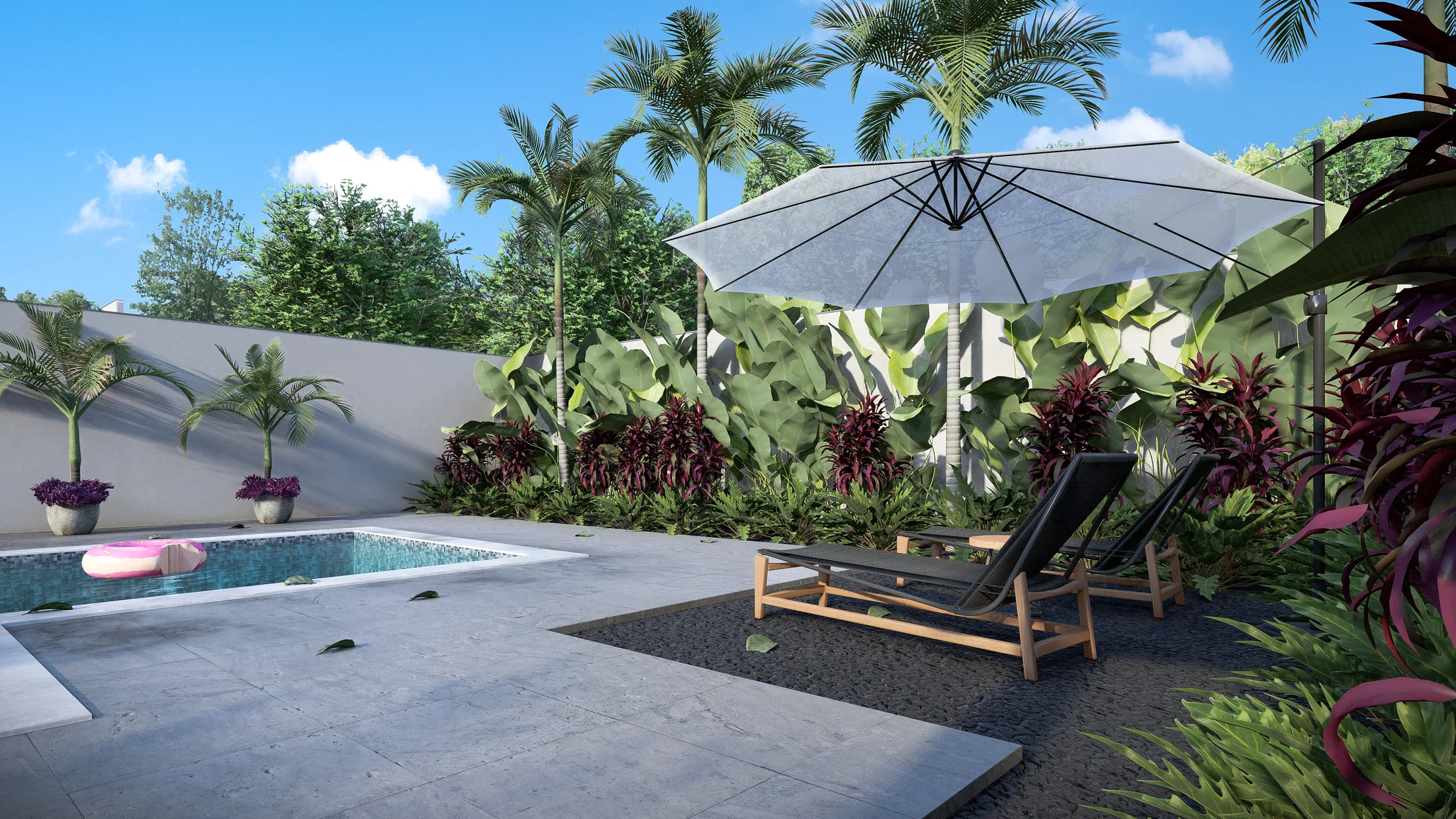 Espreguiçadeiras sob guarda-sol na borda da piscina, com vasos de palmeira e boia rosa na água