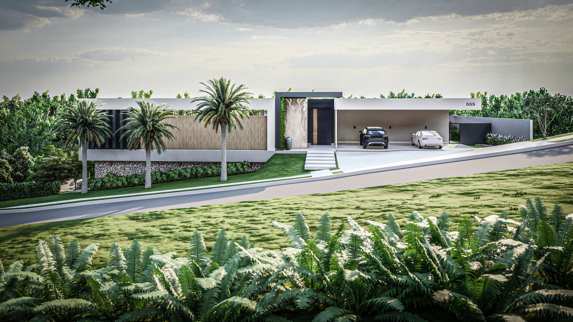 Fachada ampla de casa térrea contemporânea, com palmeiras, sebes e dois carros na garagem coberta, sobre talude gramado e samambaias em primeiro plano.